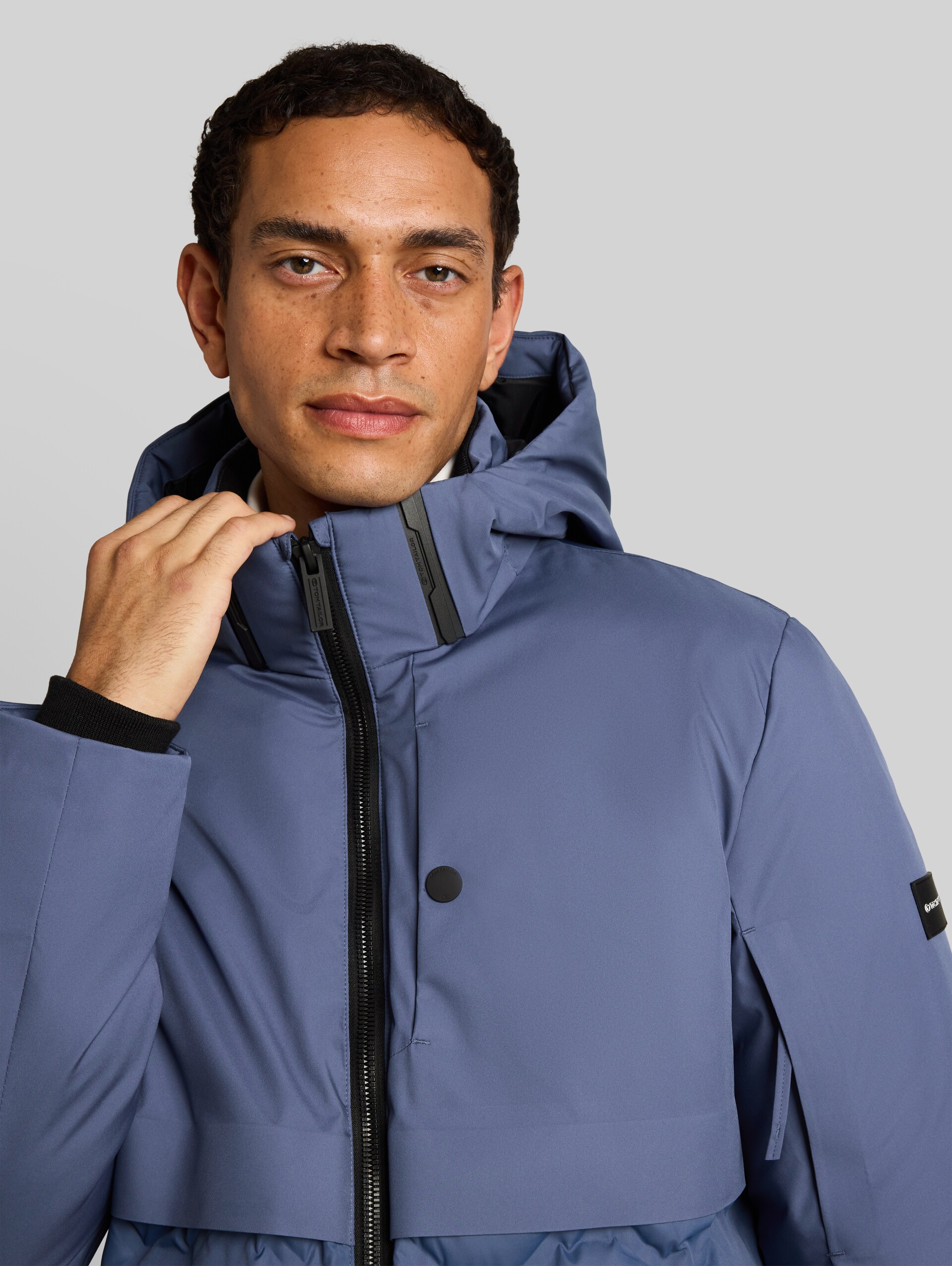 Hybrid Pufferjacke mit Kapuze - Vintage Indigo Blue - Detail-Model-Ansicht