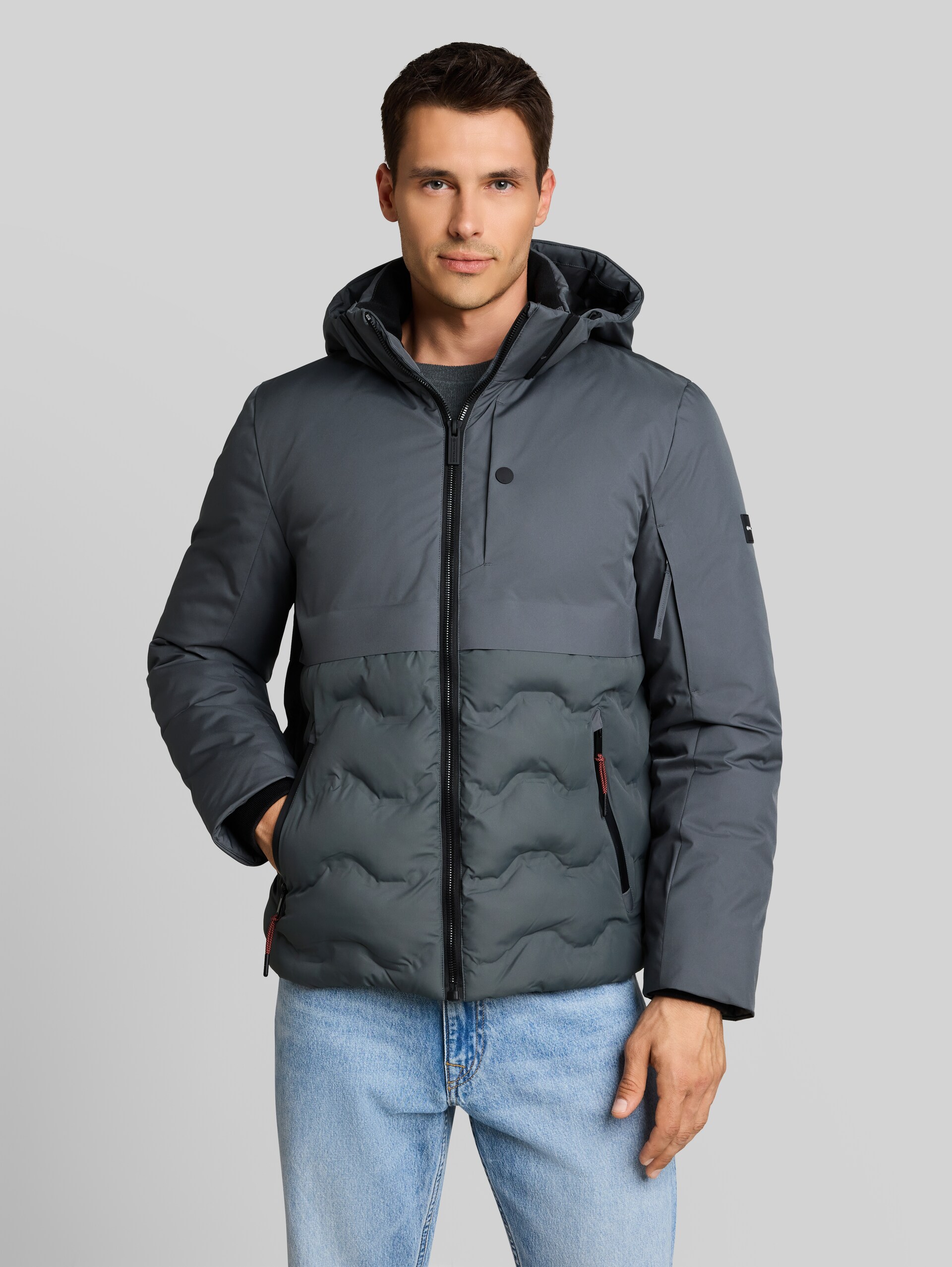 Hybrid Pufferjacke mit Kapuze - Darkest Olive - Model-Vorderansicht