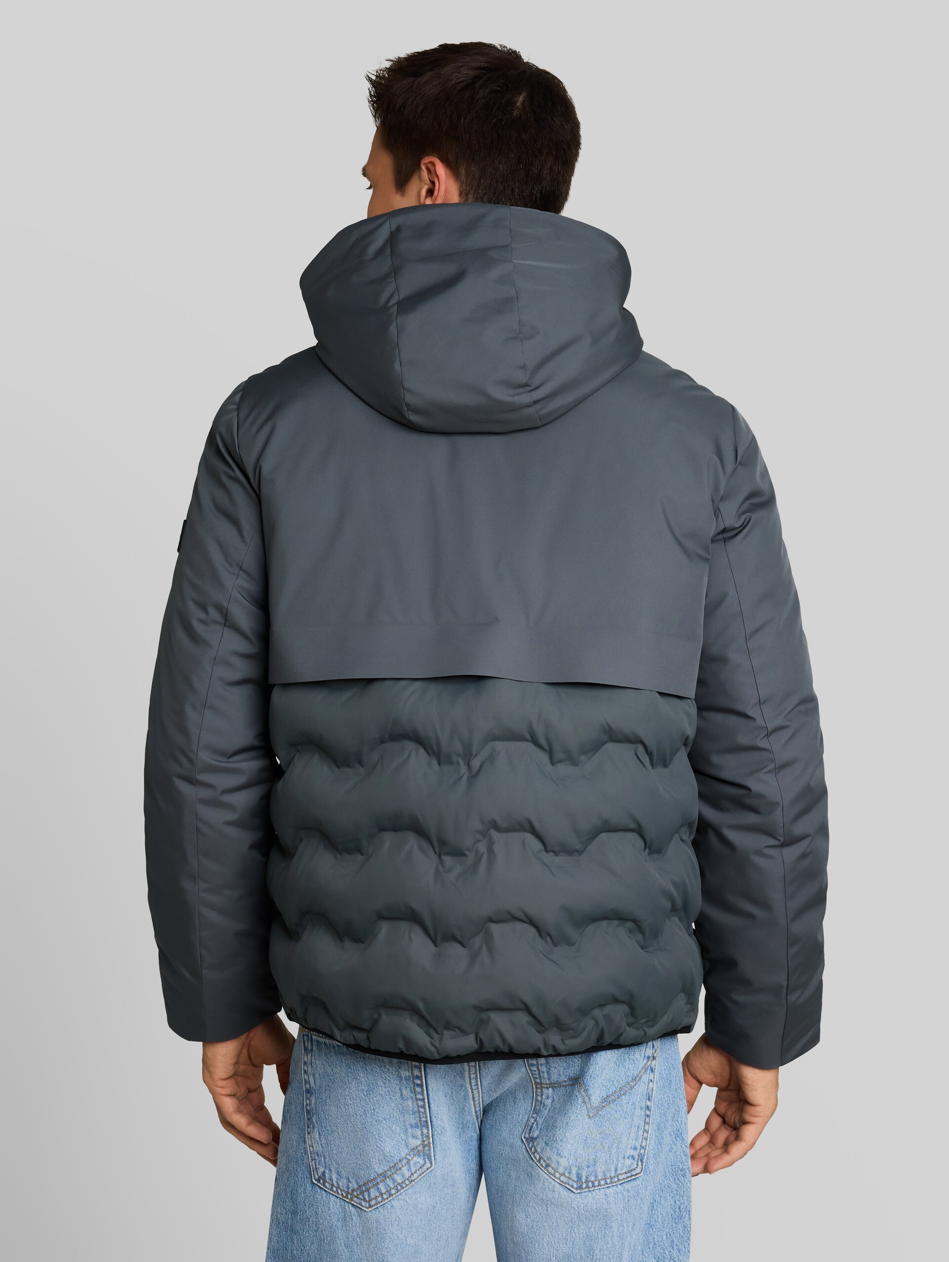 Hybrid Pufferjacke mit Kapuze - Darkest Olive - Model-Rückansicht