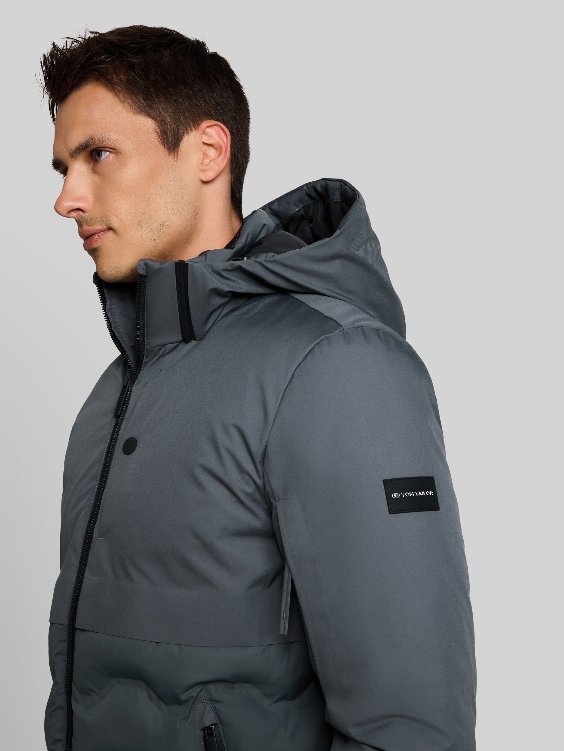 Hybrid Pufferjacke mit Kapuze - Darkest Olive - Detail-Model-Ansicht