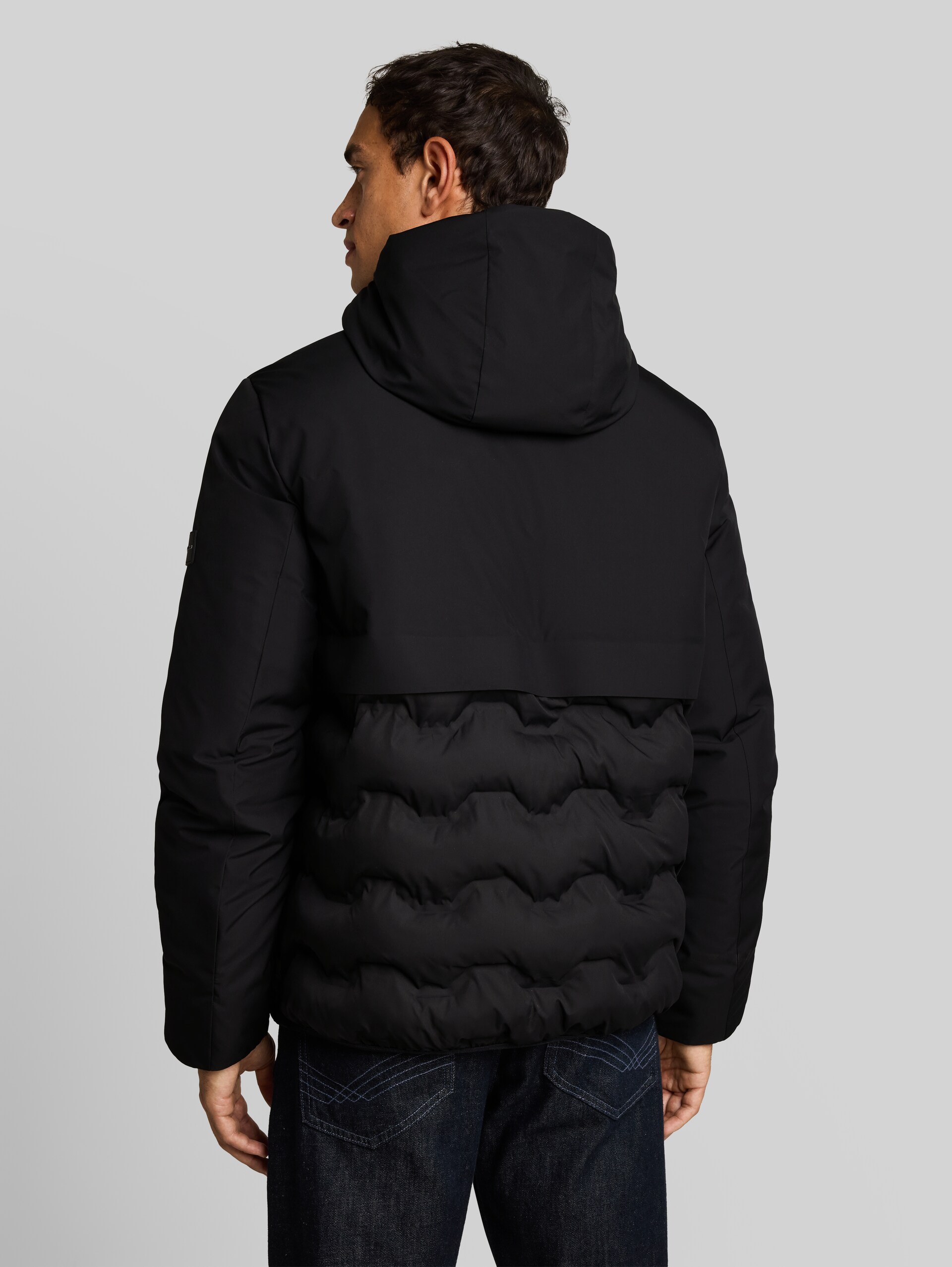 Hybrid Pufferjacke mit Kapuze - Black - Model-Rückansicht
