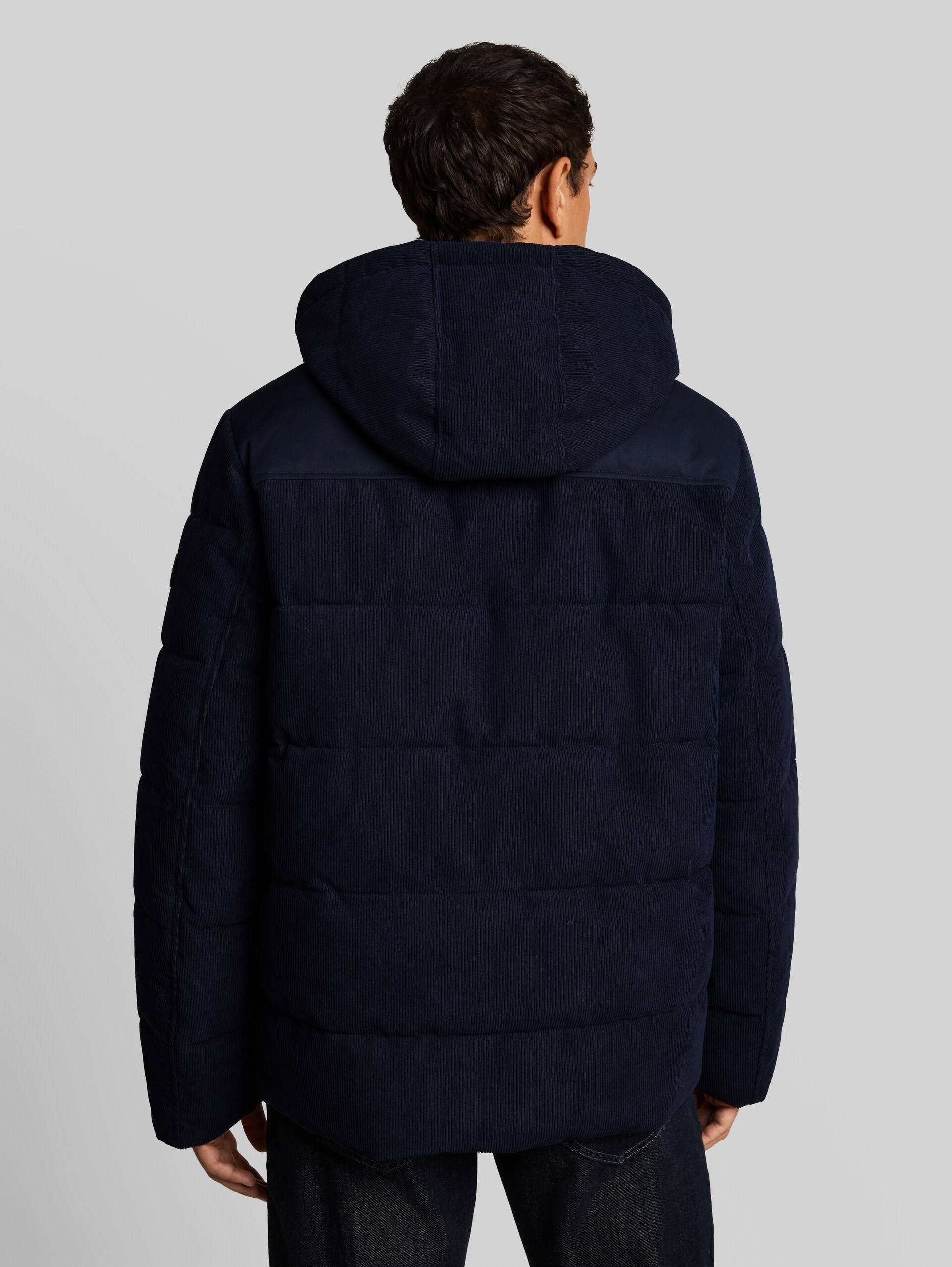 Puffer-Jacke mit abnehmbarer Kapuze - sky captain blue - Model-Rückansicht