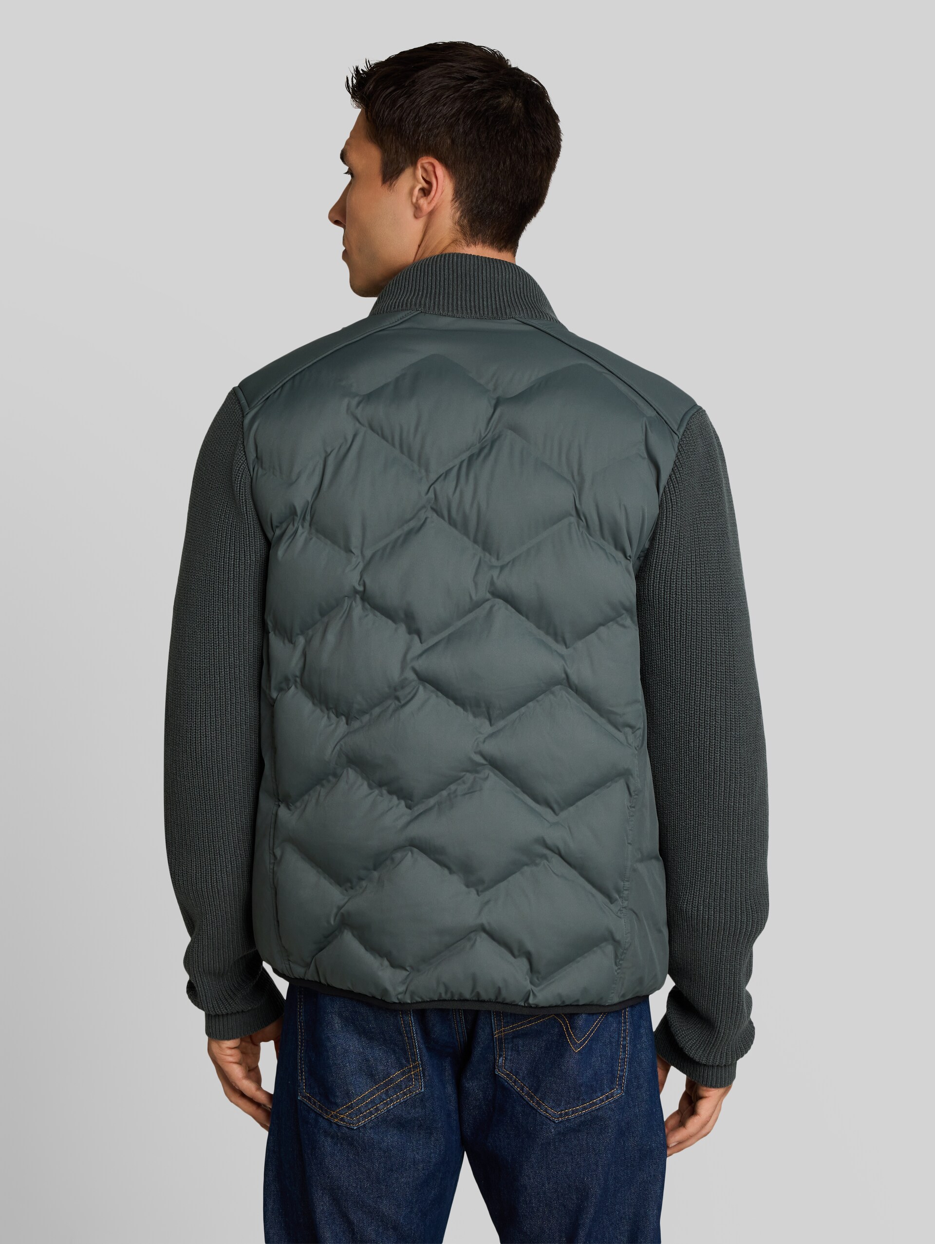 Hybride gewatteerde jas met gebreide details - Darkest Olive - Model-achteraanzicht