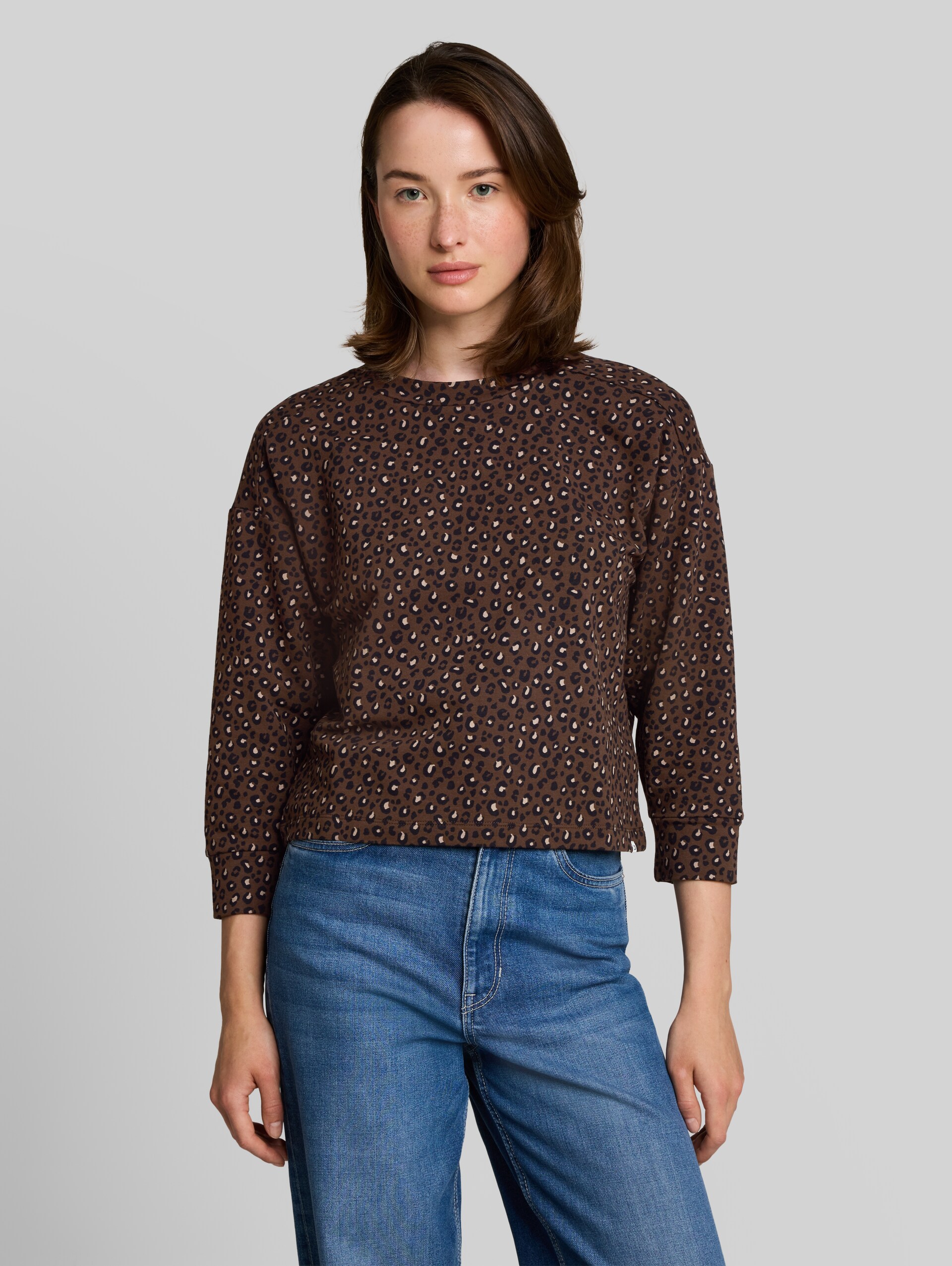 Loose Fit Sweatshirt mit Leo-Print - brown black leo print - Ausschnitt Model-Vorderansicht
