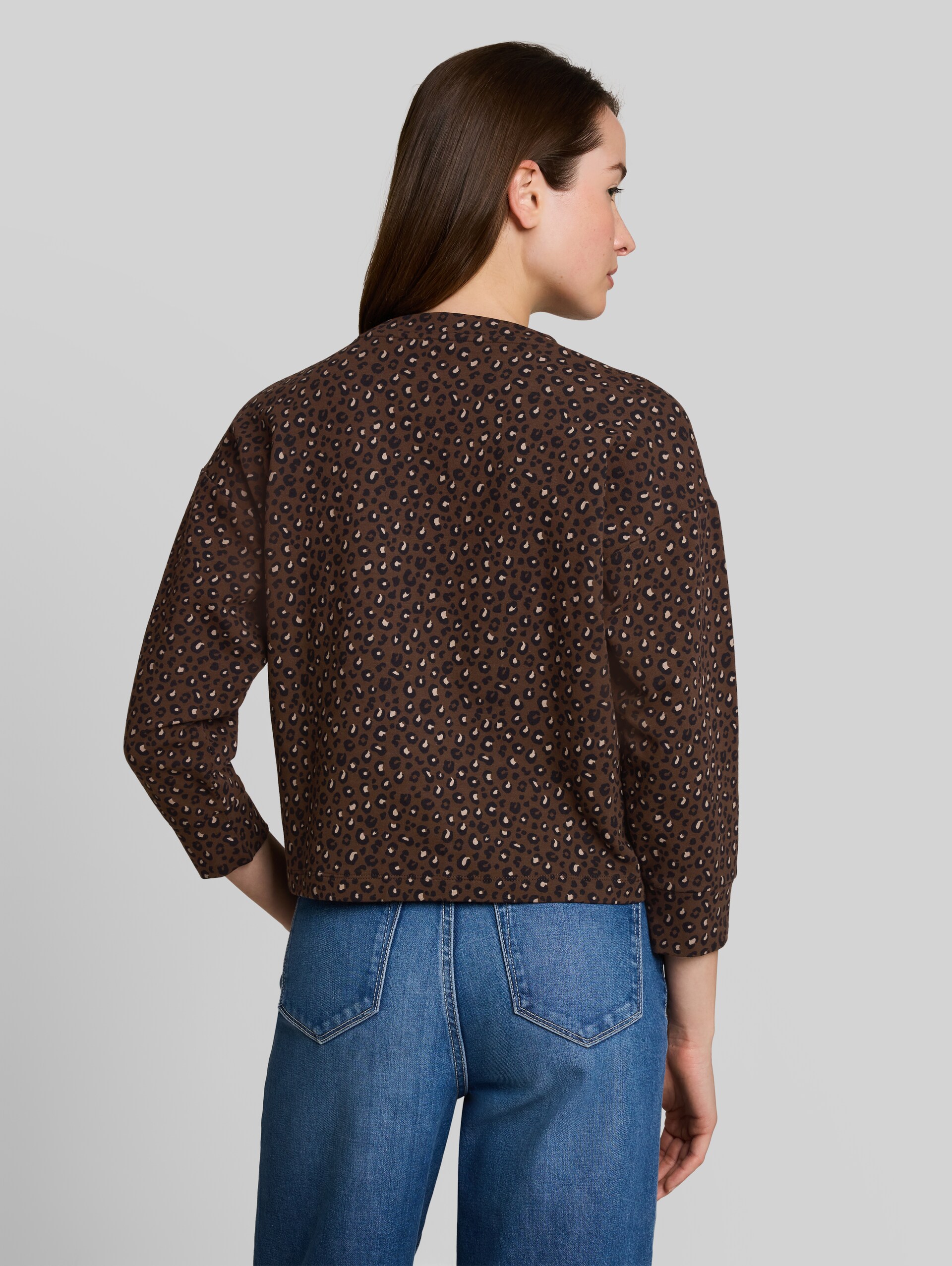 Loose Fit Sweatshirt mit Leo-Print - brown black leo print - Auschnitt Model-Rückansicht