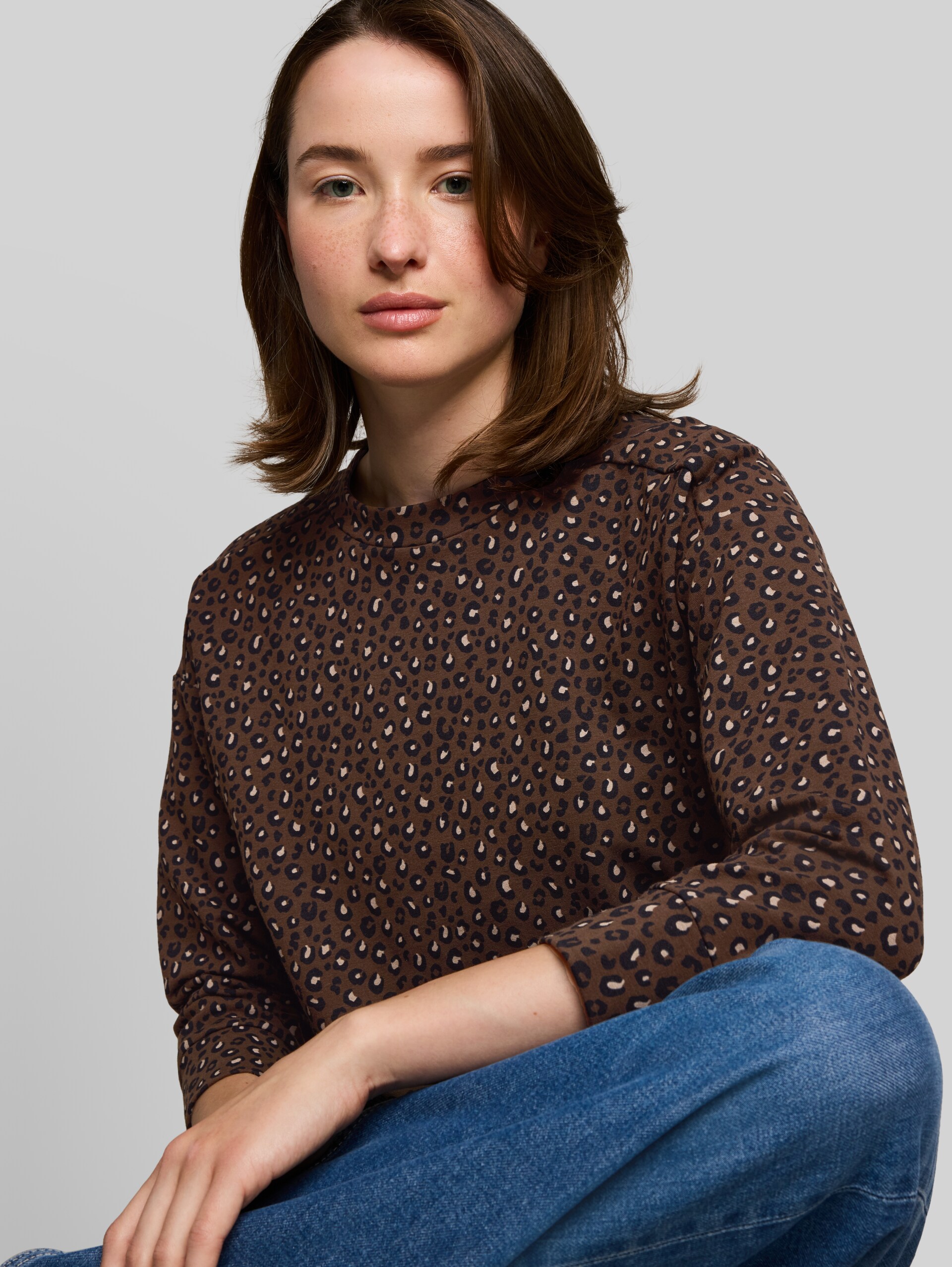 Loose Fit Sweatshirt mit Leo-Print - brown black leo print - Detail-Model-Ansicht