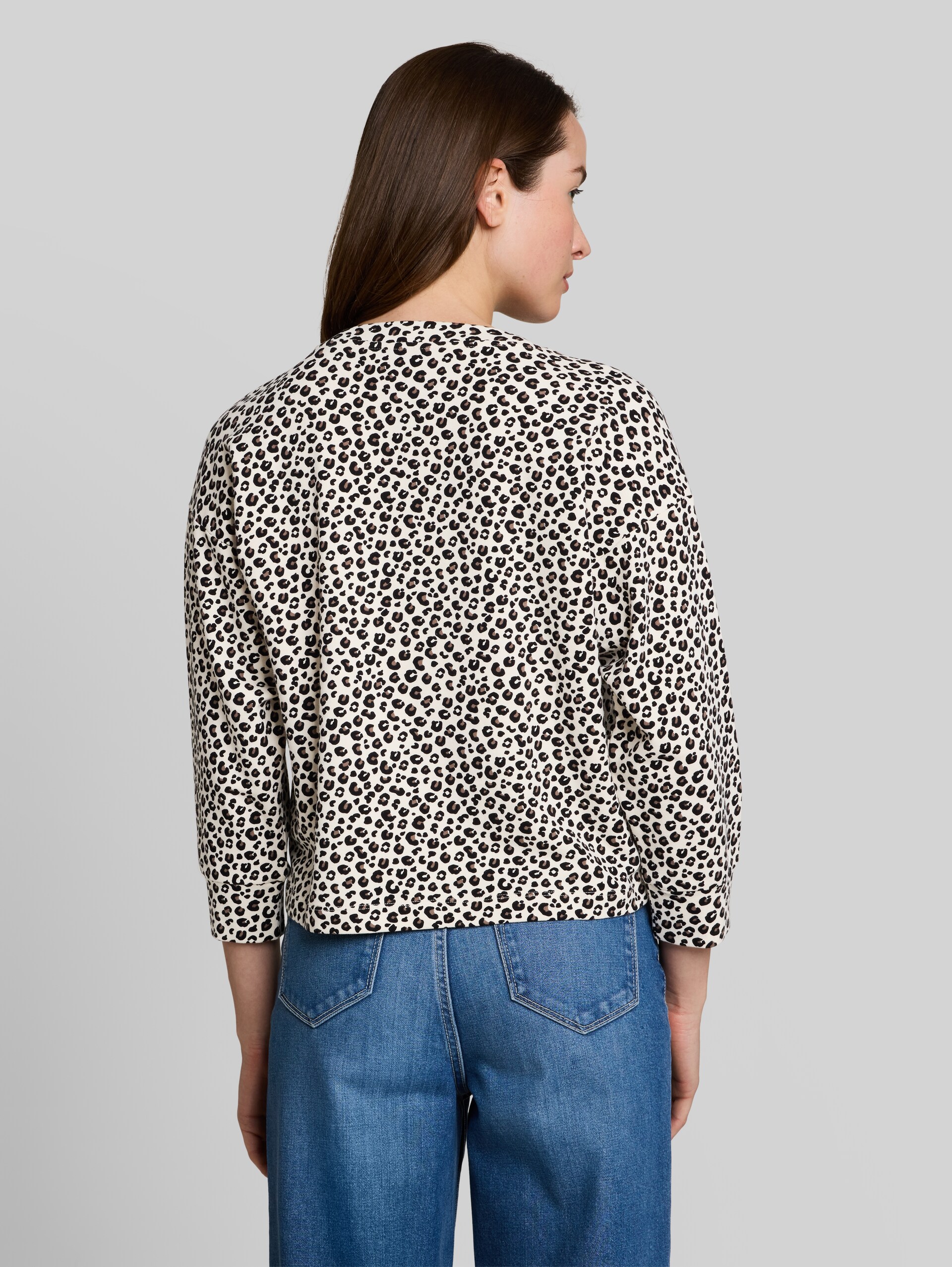 Loose Fit Sweatshirt mit Leo-Print - beige brown leo print - Auschnitt Model-Rückansicht