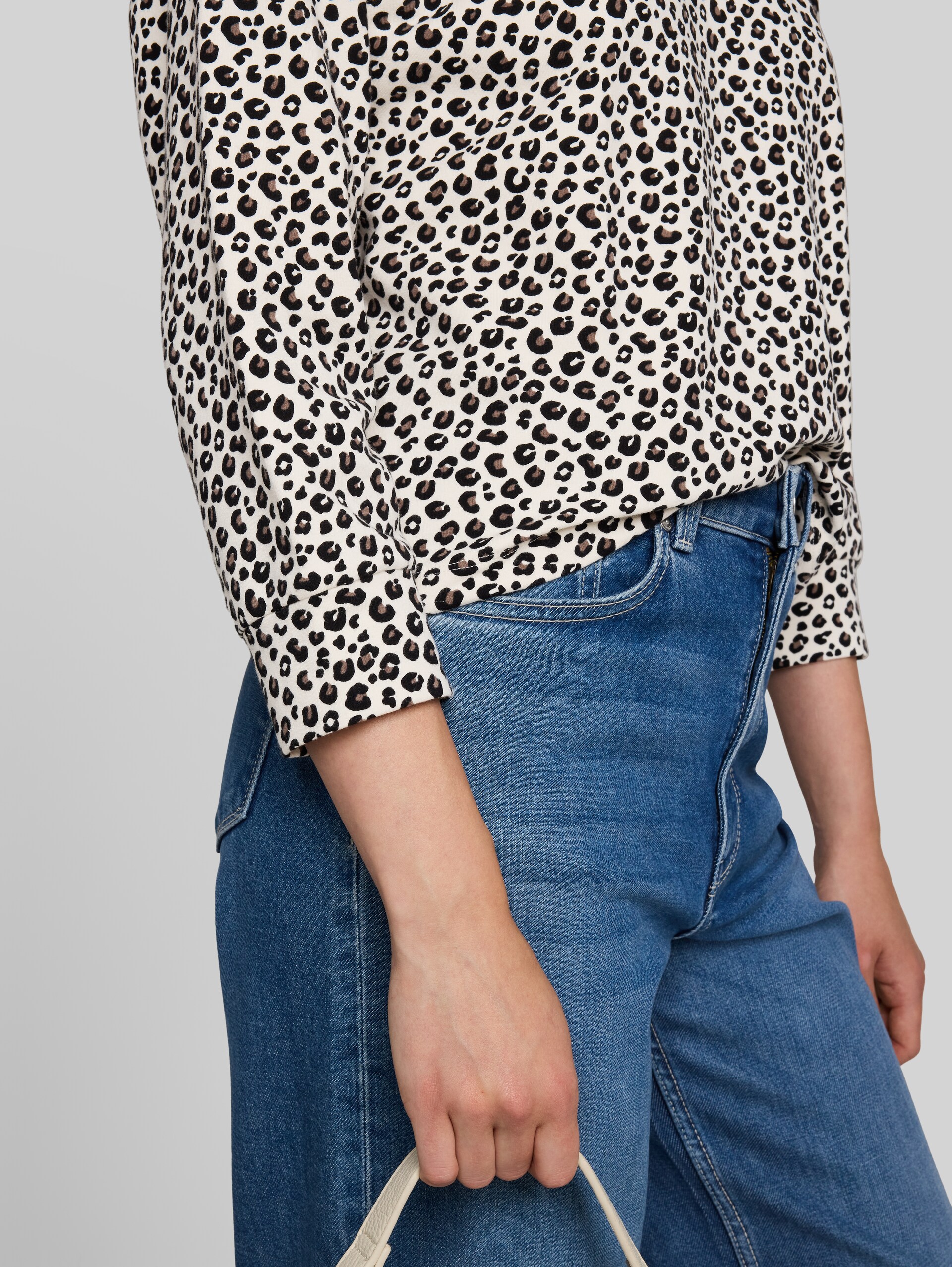 Loose Fit Sweatshirt mit Leo-Print - beige brown leo print - Detail-Model-Ansicht