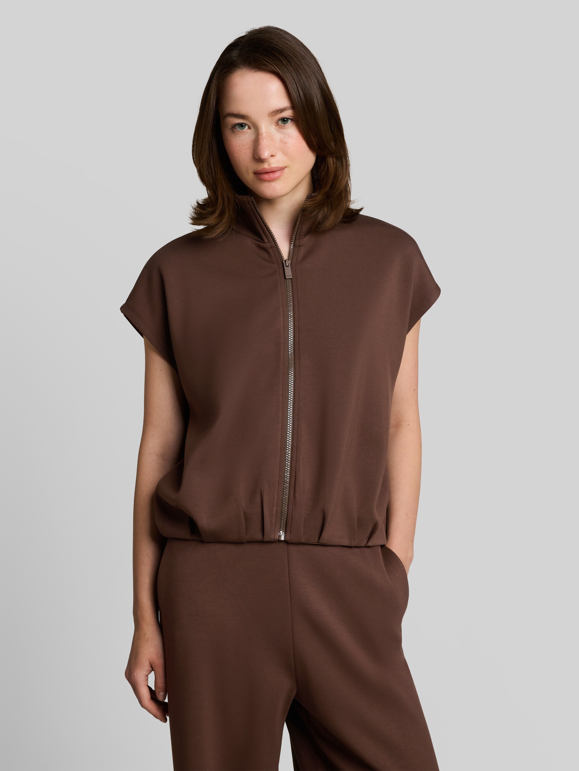 Loszittend scuba-sweatvest met opstaande kraag - cool dark brown - Nek model vooraanzicht