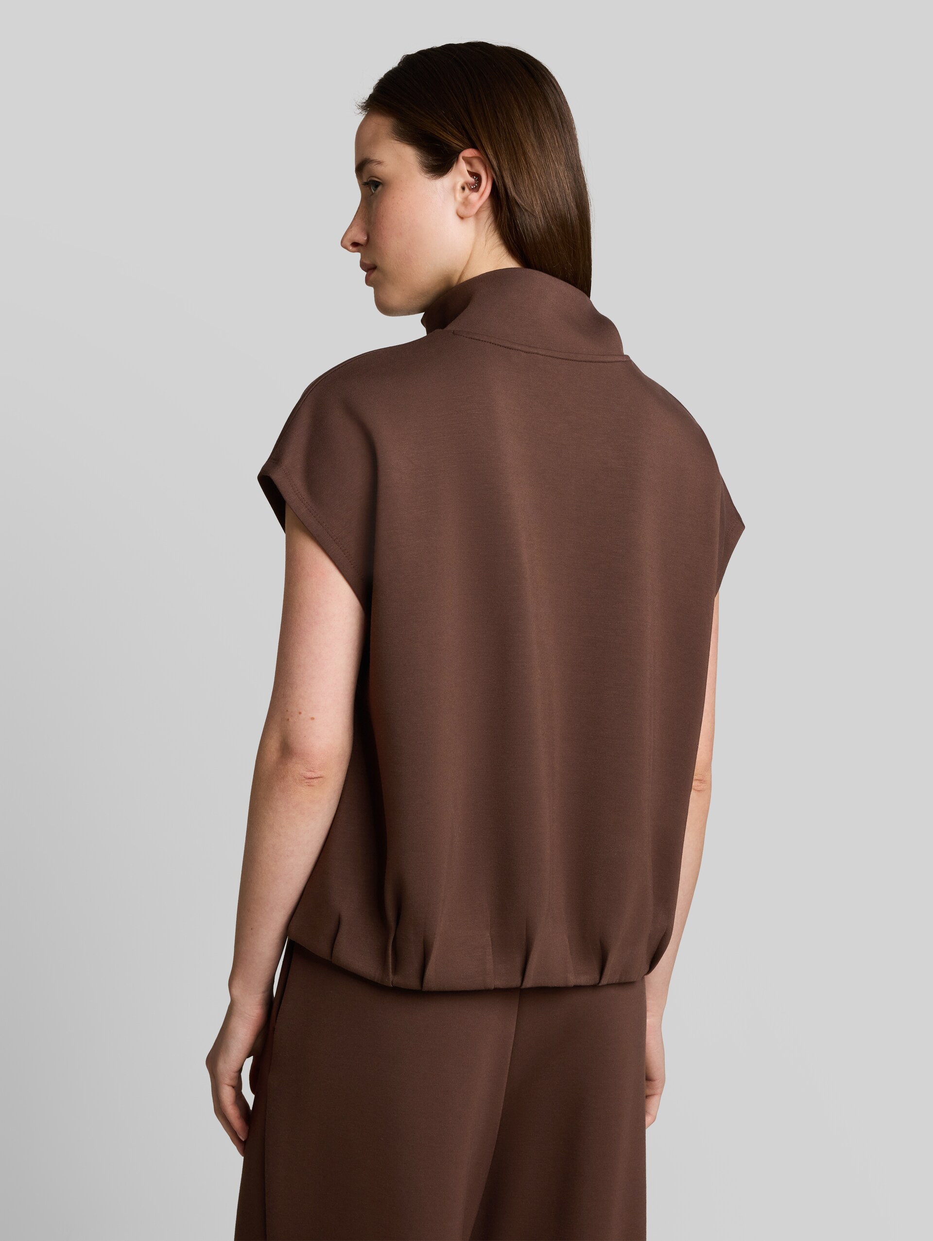 Loszittend scuba-sweatvest met opstaande kraag - cool dark brown - Neklijn model-achteraanzicht