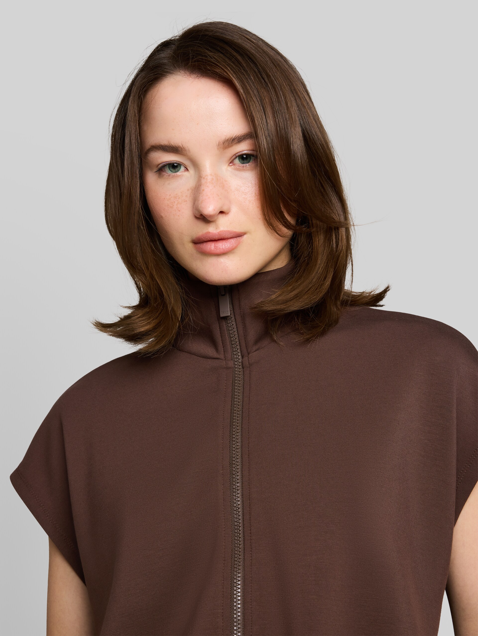 Loszittend scuba-sweatvest met opstaande kraag - cool dark brown - Detailaanzicht model