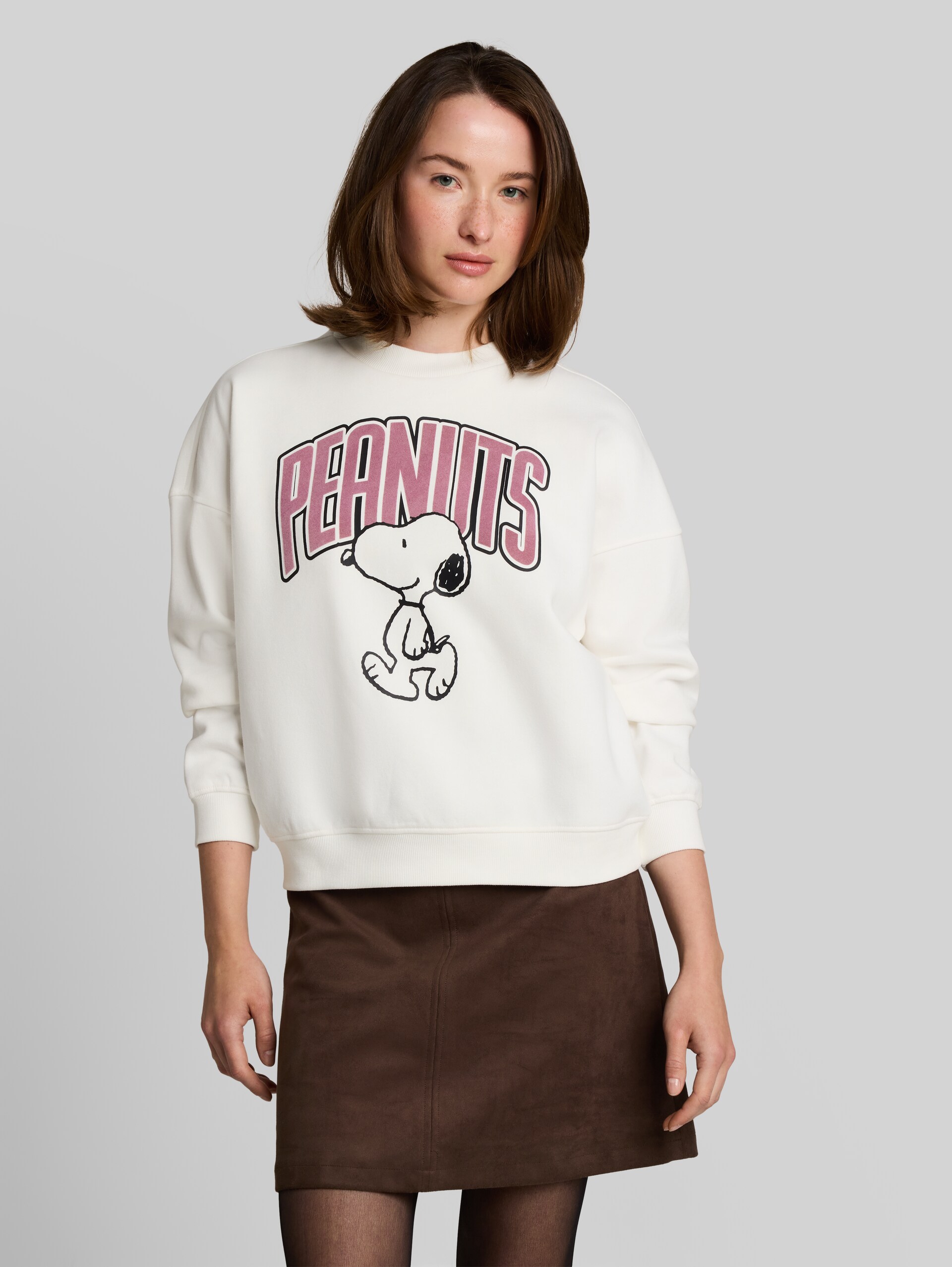 Sweatshirt mit Snoopy-Print - off white - Ausschnitt Model-Vorderansicht