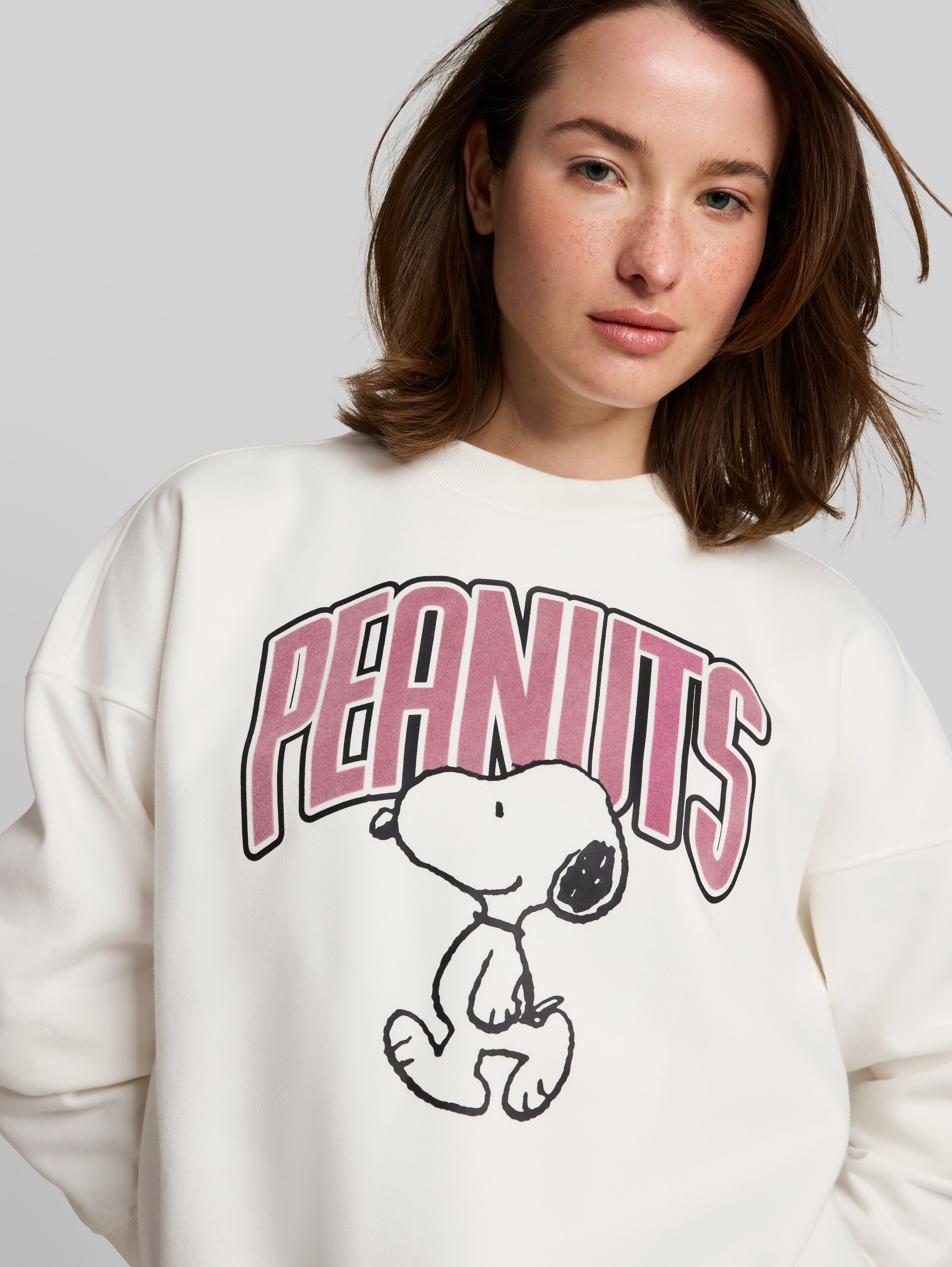 Sweatshirt mit Snoopy-Print - off white - Detail-Model-Ansicht
