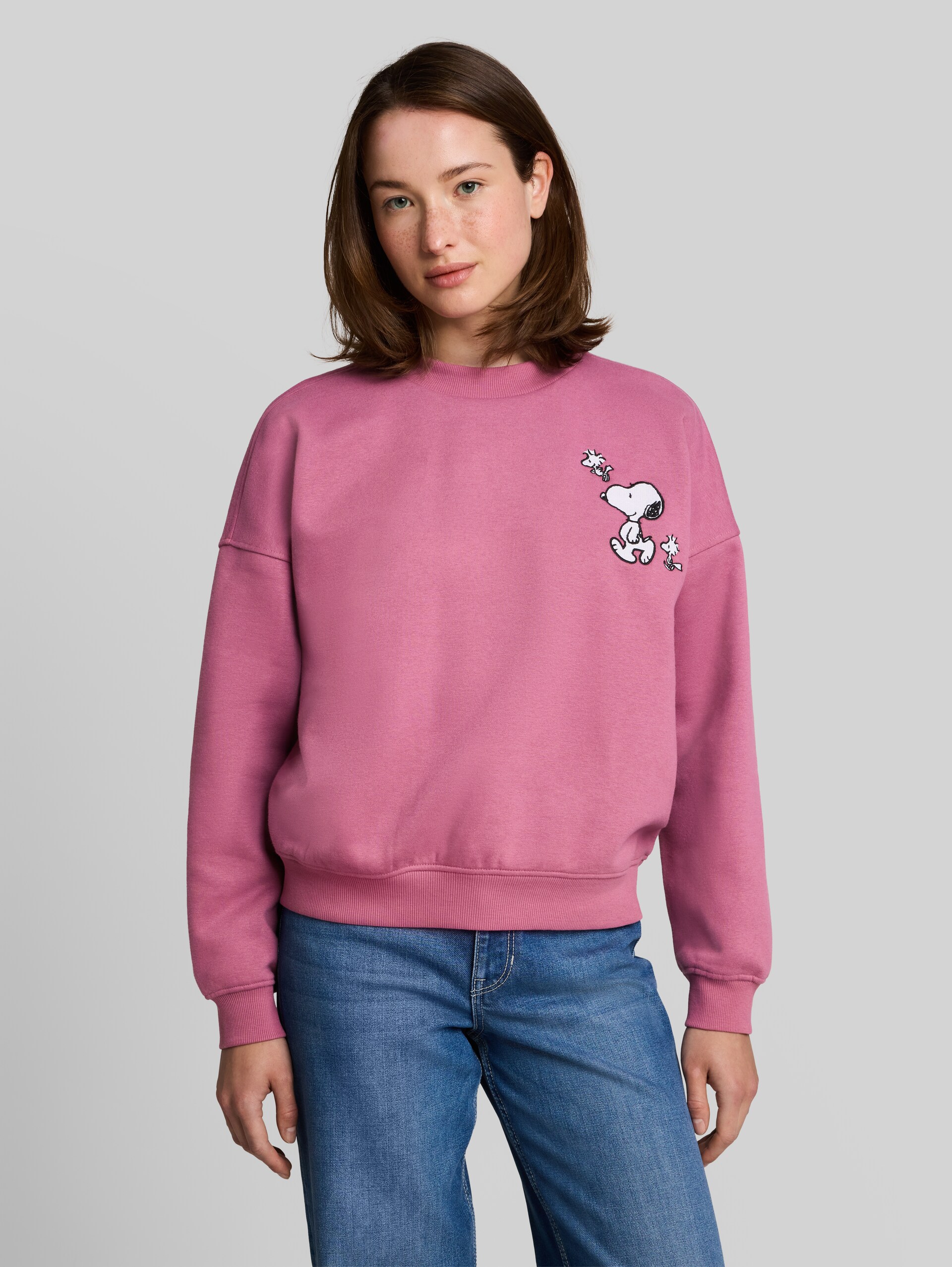 Sweatshirt mit Snoopy-Print - dusty berry - Ausschnitt Model-Vorderansicht