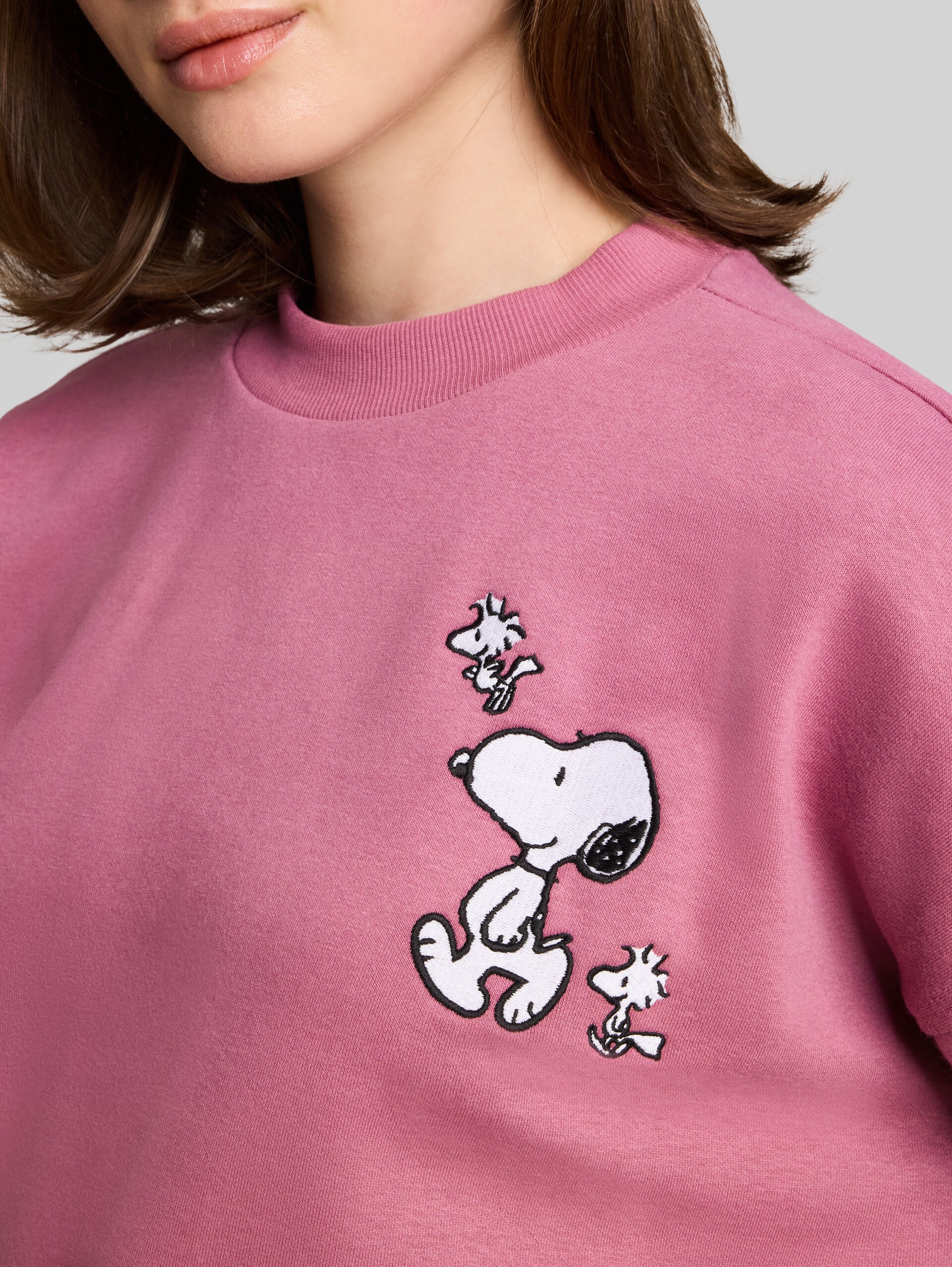 Sweatshirt mit Snoopy-Print - dusty berry - Detail-Model-Ansicht