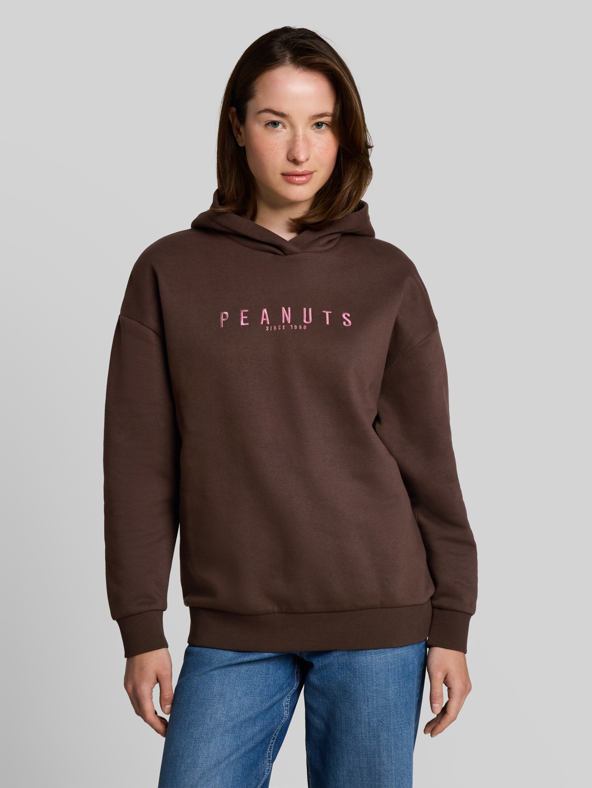 Hoodie Sweatshirt mit Snoopy-Rückenprint - cool dark brown - Ausschnitt Model-Vorderansicht