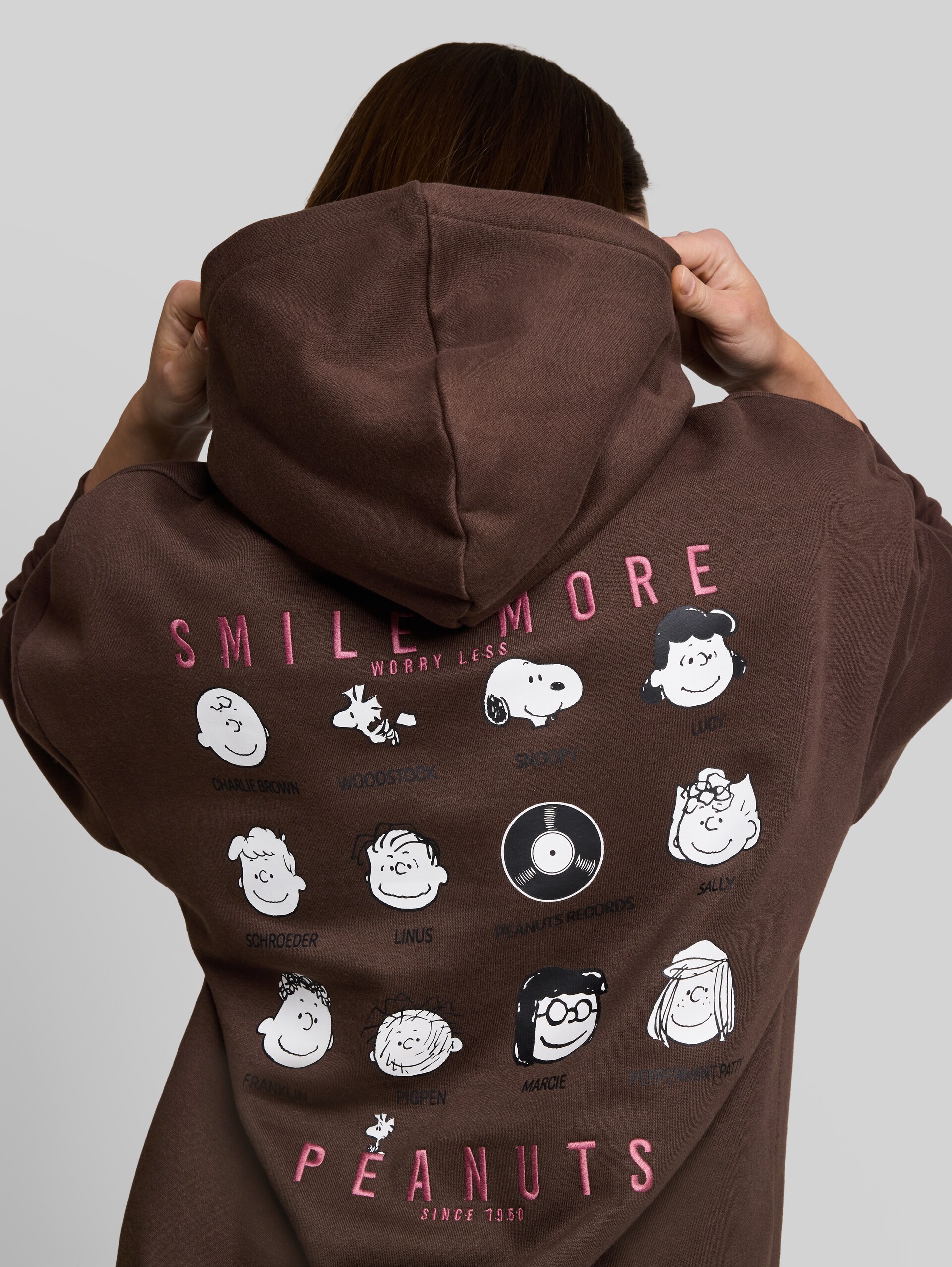 Hoodie Sweatshirt mit Snoopy-Rückenprint - cool dark brown - Detail-Model-Ansicht