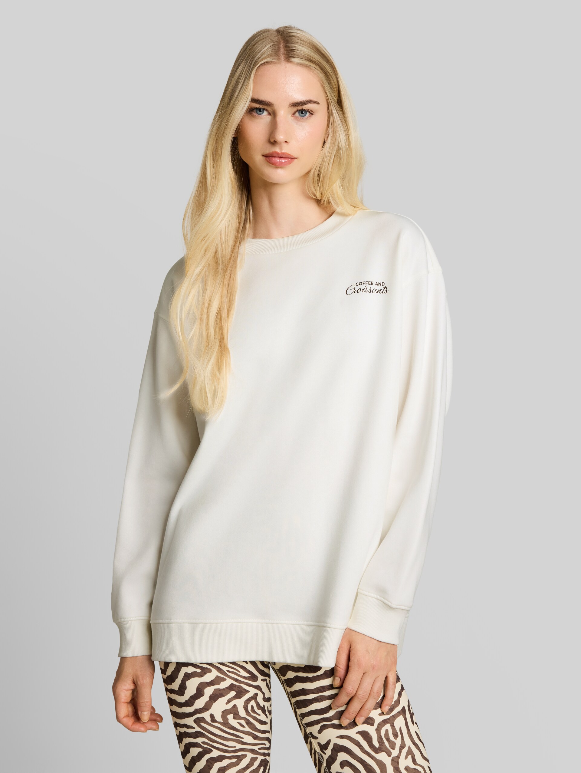 Sweat oversize à imprimé - off white - Découpe Vue de face du modèle