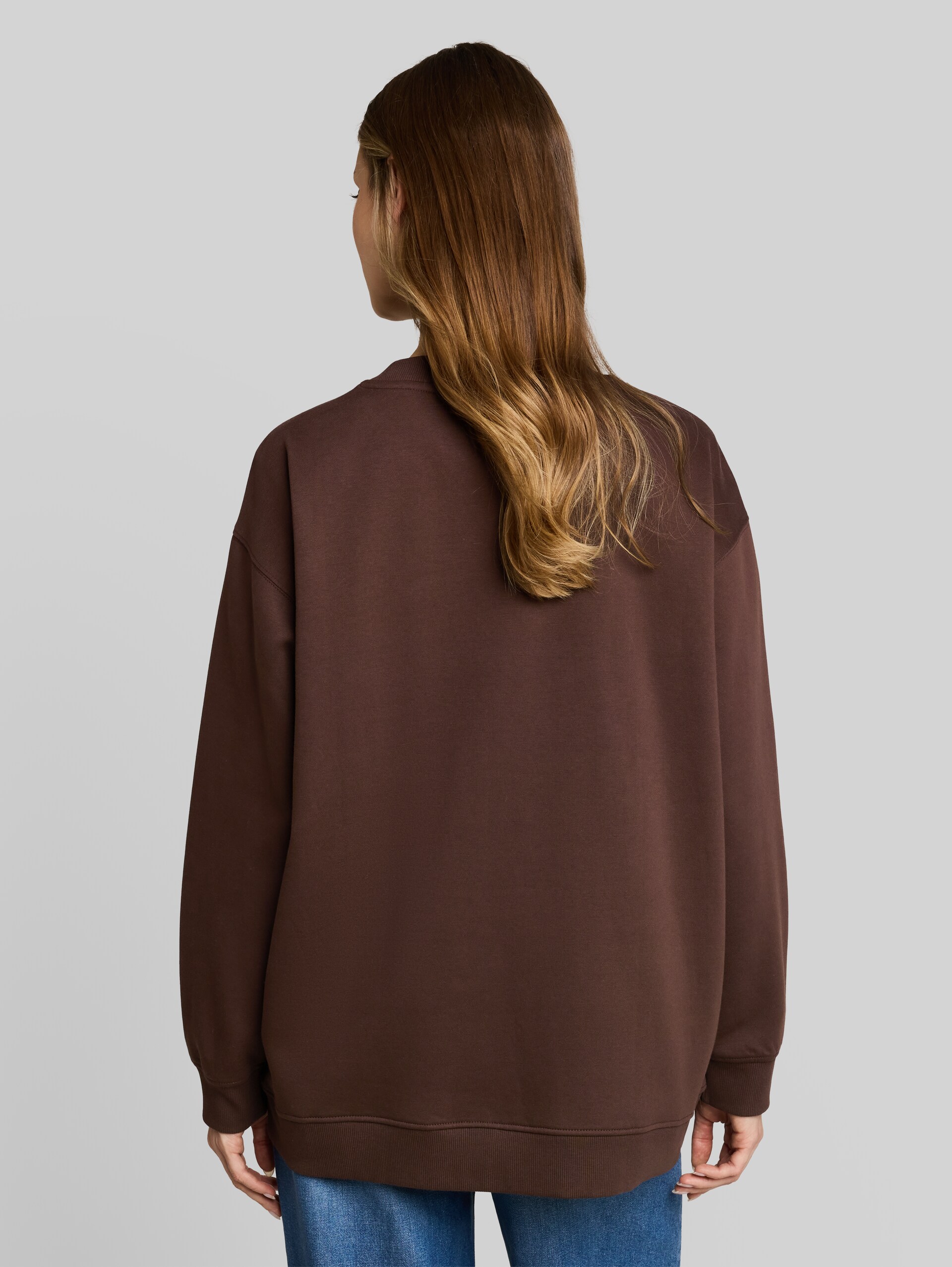Oversized sweatshirt met print - cool dark brown - Neklijn model-achteraanzicht