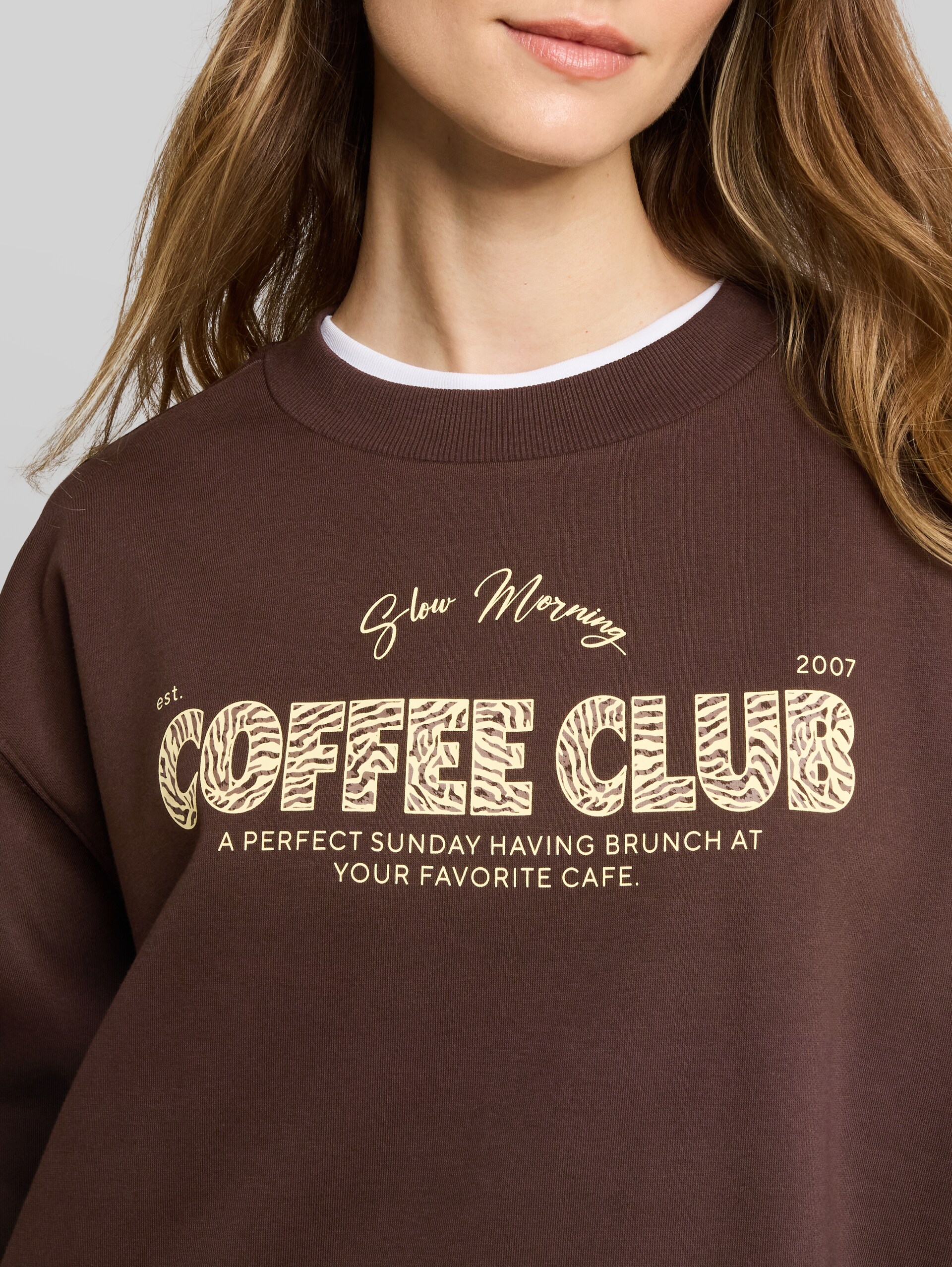 Oversized sweatshirt met print - cool dark brown - Detailaanzicht model