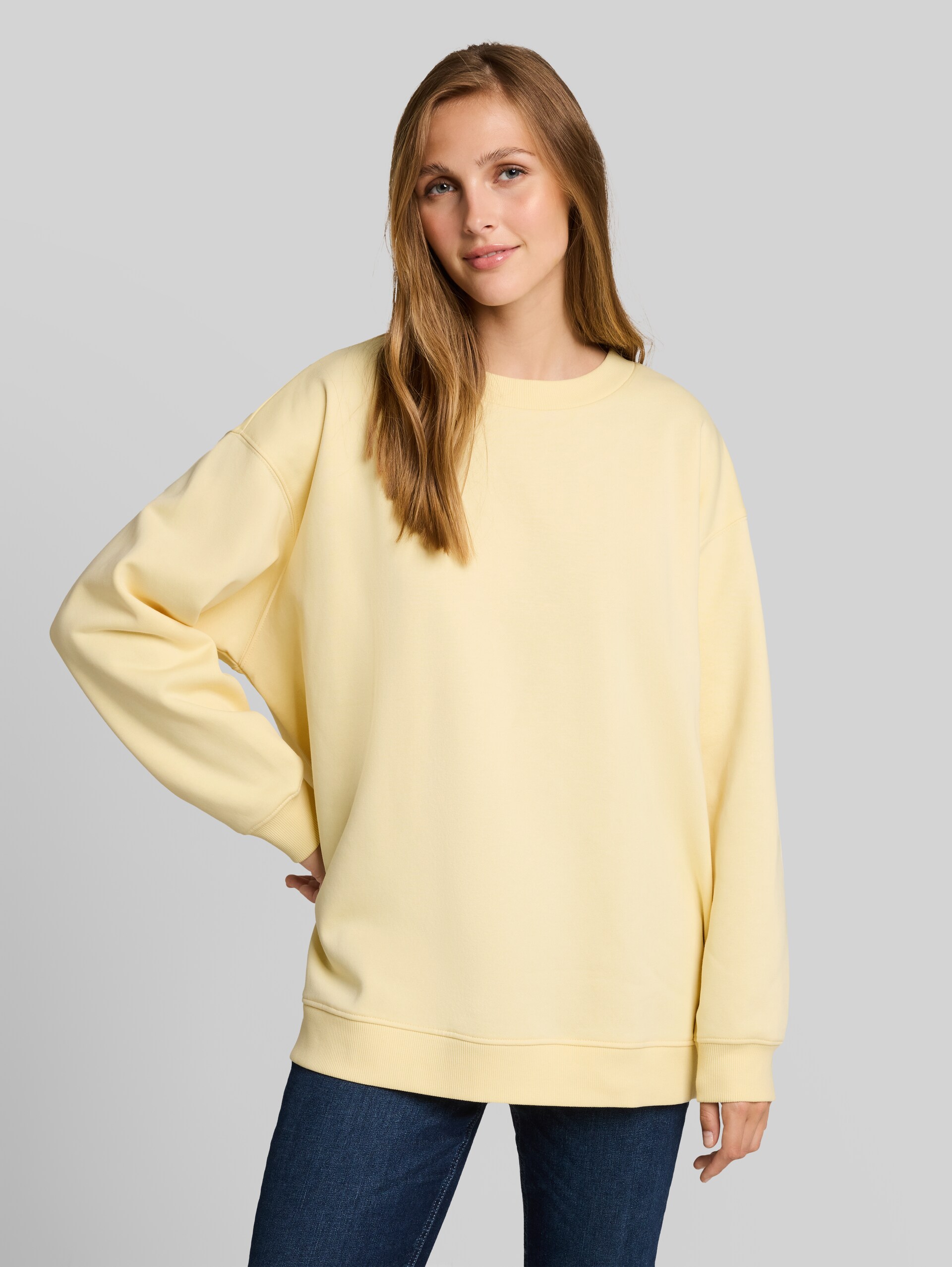 Oversized sweatshirt met print - soft vanilla yellow - Nek model vooraanzicht