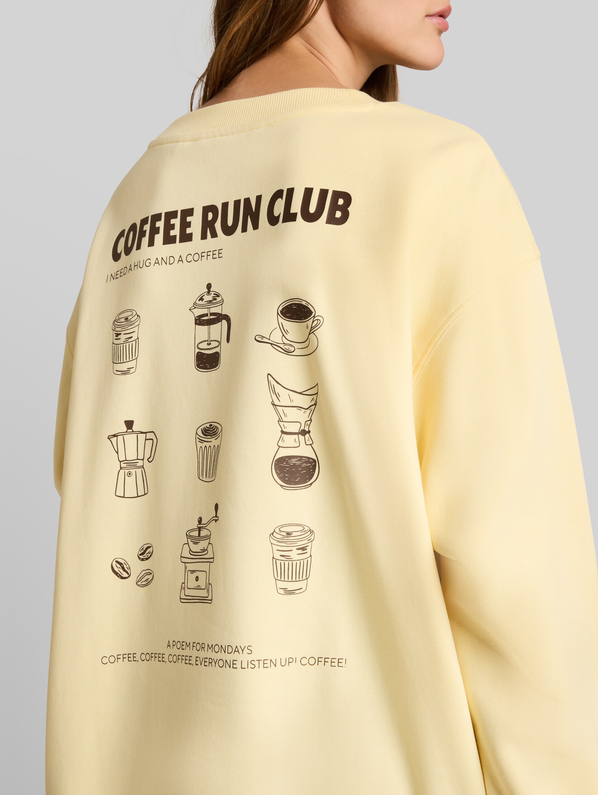 Oversized sweatshirt met print - soft vanilla yellow - Detailaanzicht model
