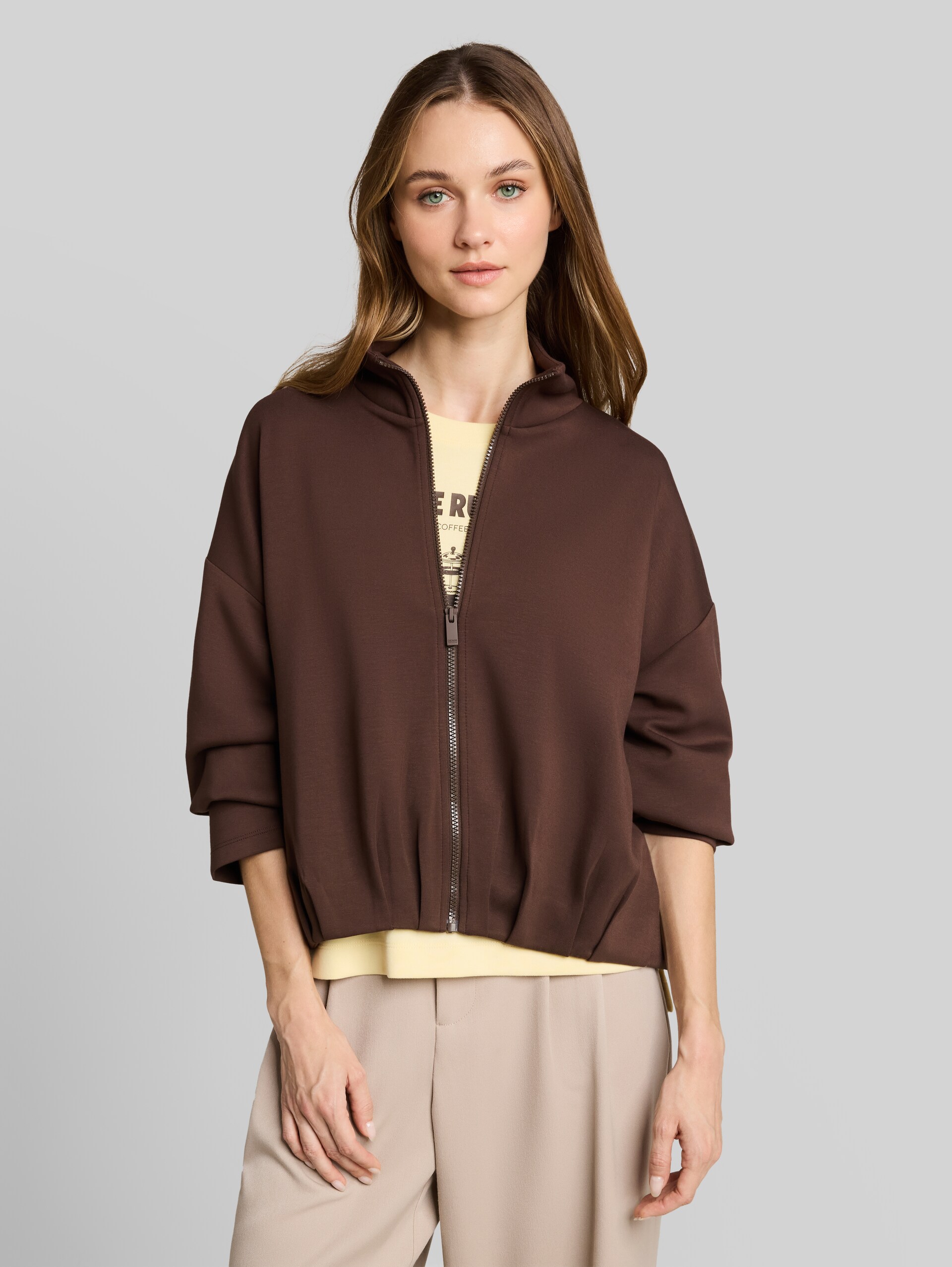 Loose Fit Scuba Sweatjacke mit Stehkragen - cool dark brown - Ausschnitt Model-Vorderansicht