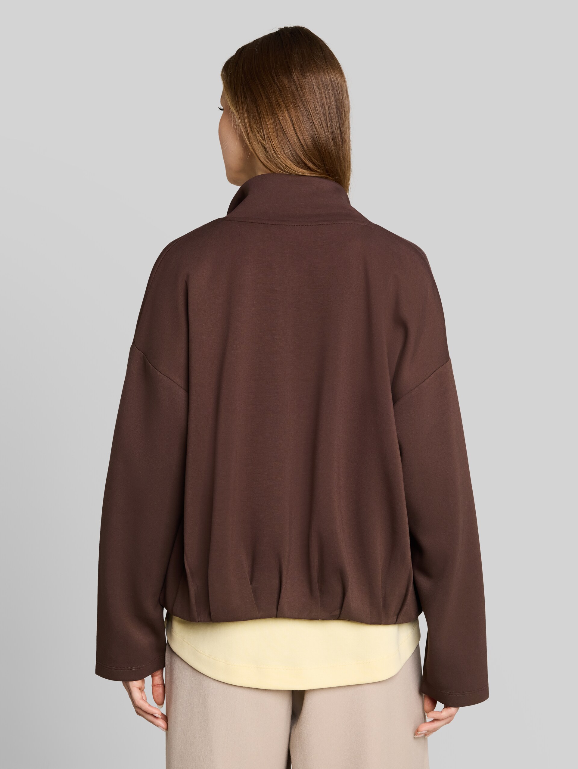 Loose Fit Scuba Sweatjacke mit Stehkragen - cool dark brown - Auschnitt Model-Rückansicht
