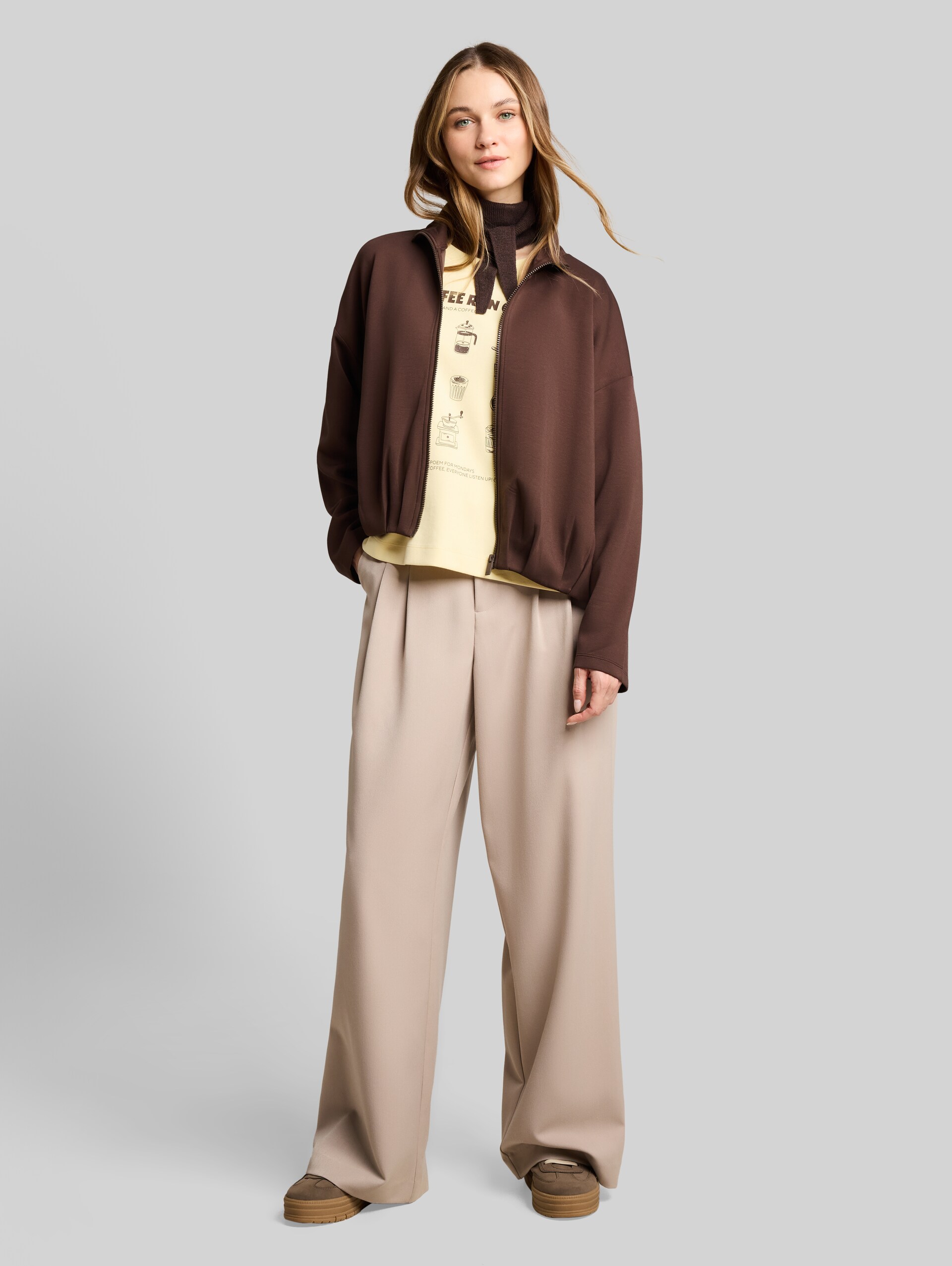 Loose Fit Scuba Sweatjacke mit Stehkragen - cool dark brown - Model-Vorderansicht