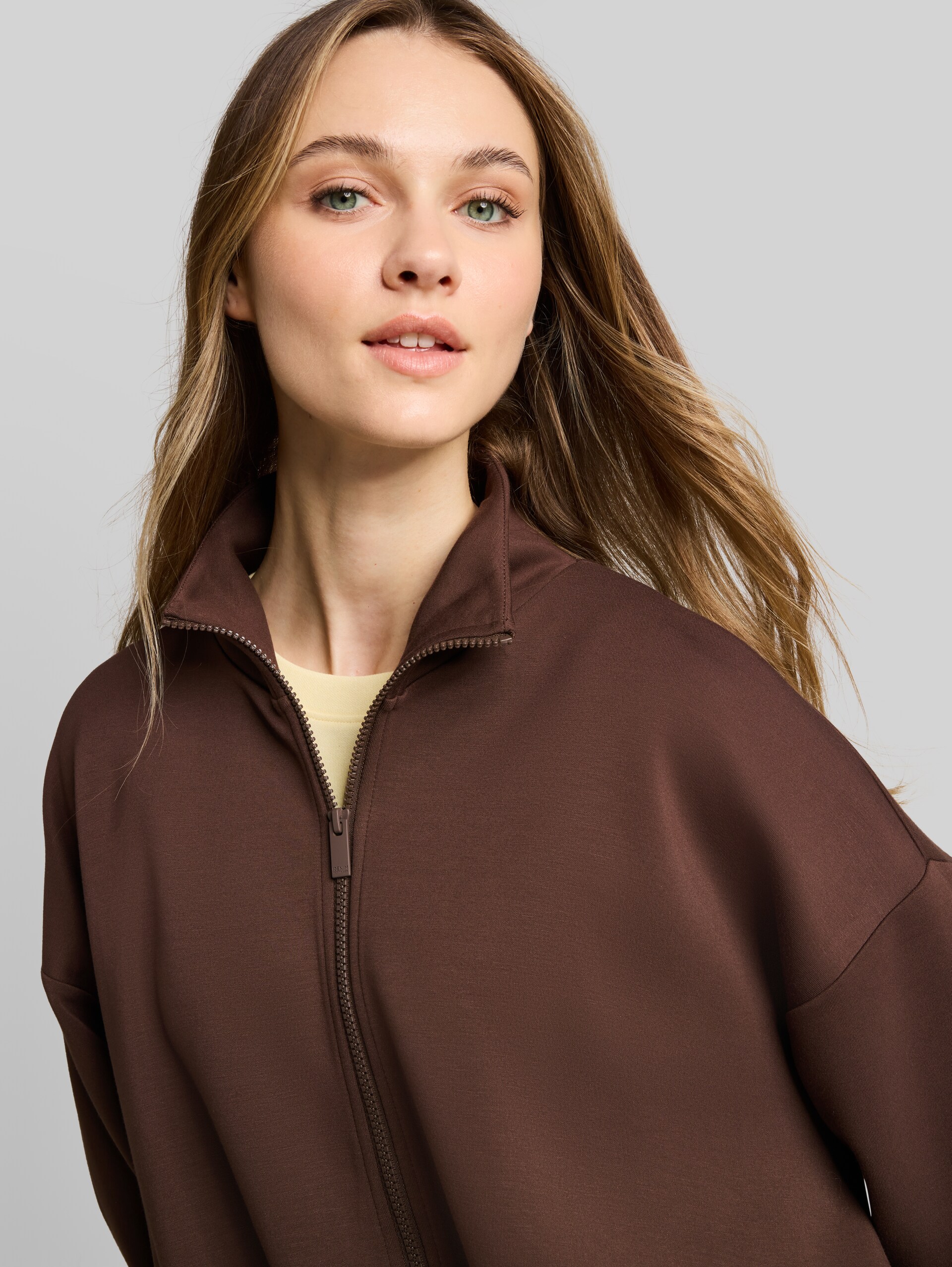 Loose Fit Scuba Sweatjacke mit Stehkragen - cool dark brown - Detail-Model-Ansicht
