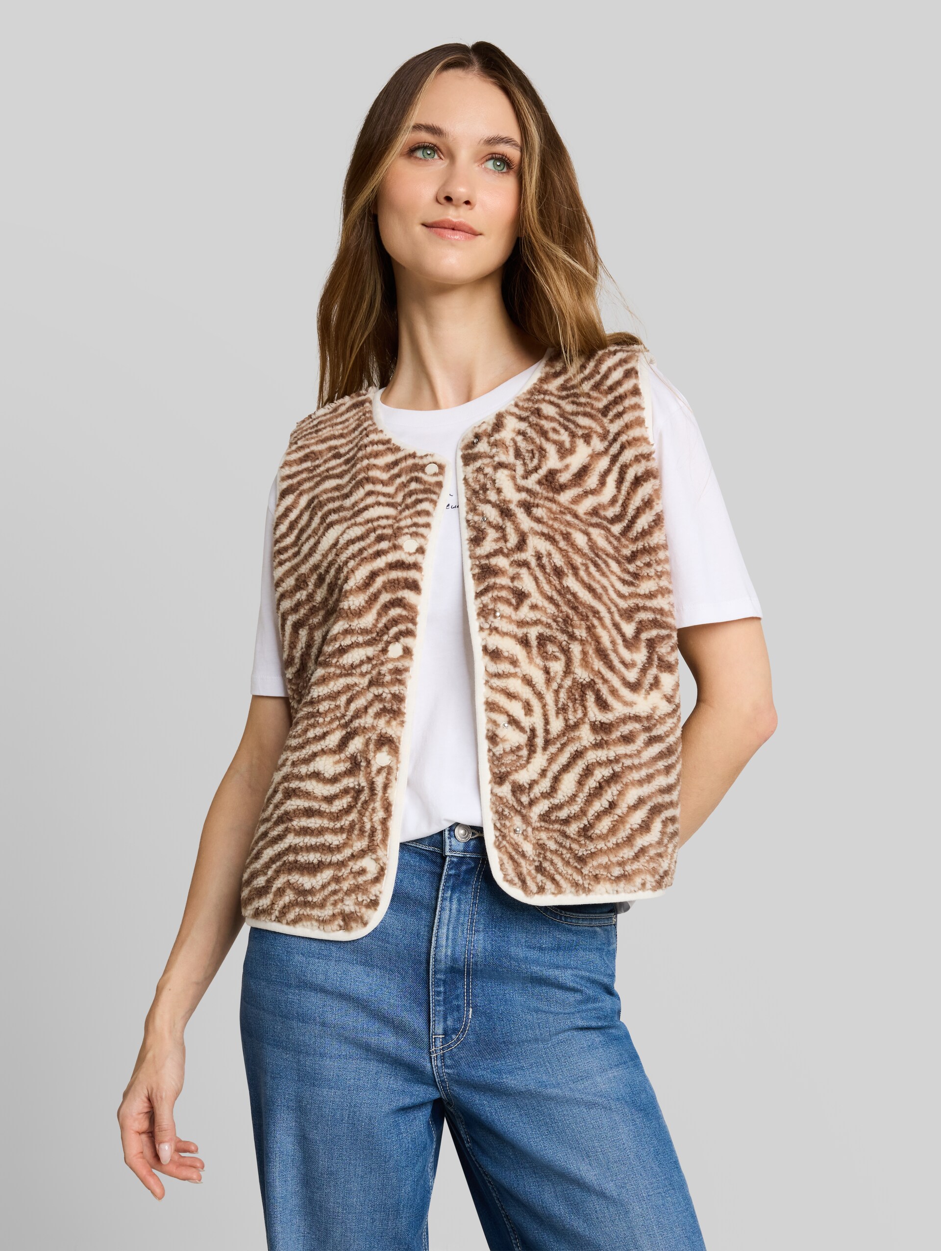 Teddy Weste mit Muster - brown beige zebra print - Ausschnitt Model-Vorderansicht
