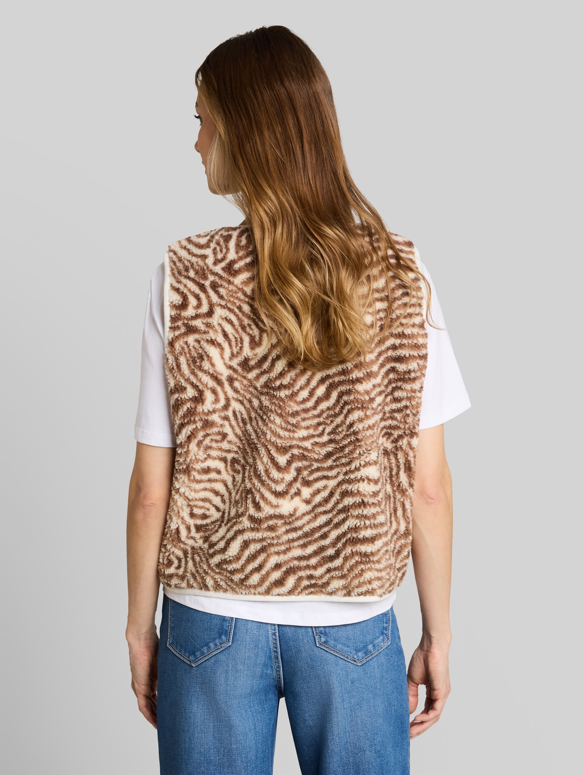 Teddy Weste mit Muster - brown beige zebra print - Auschnitt Model-Rückansicht