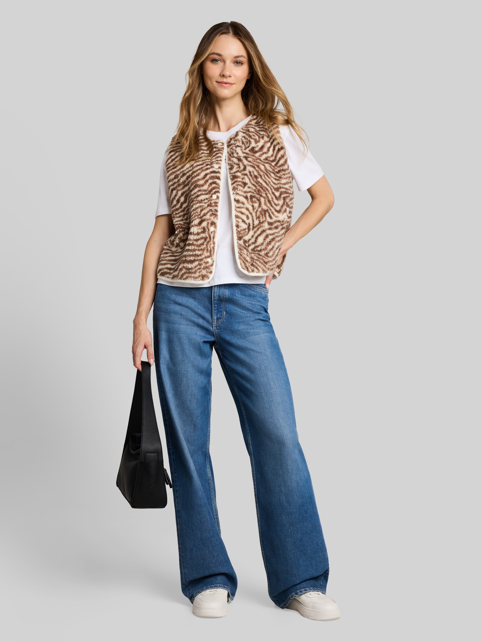 Teddy Weste mit Muster - brown beige zebra print - Model-Vorderansicht
