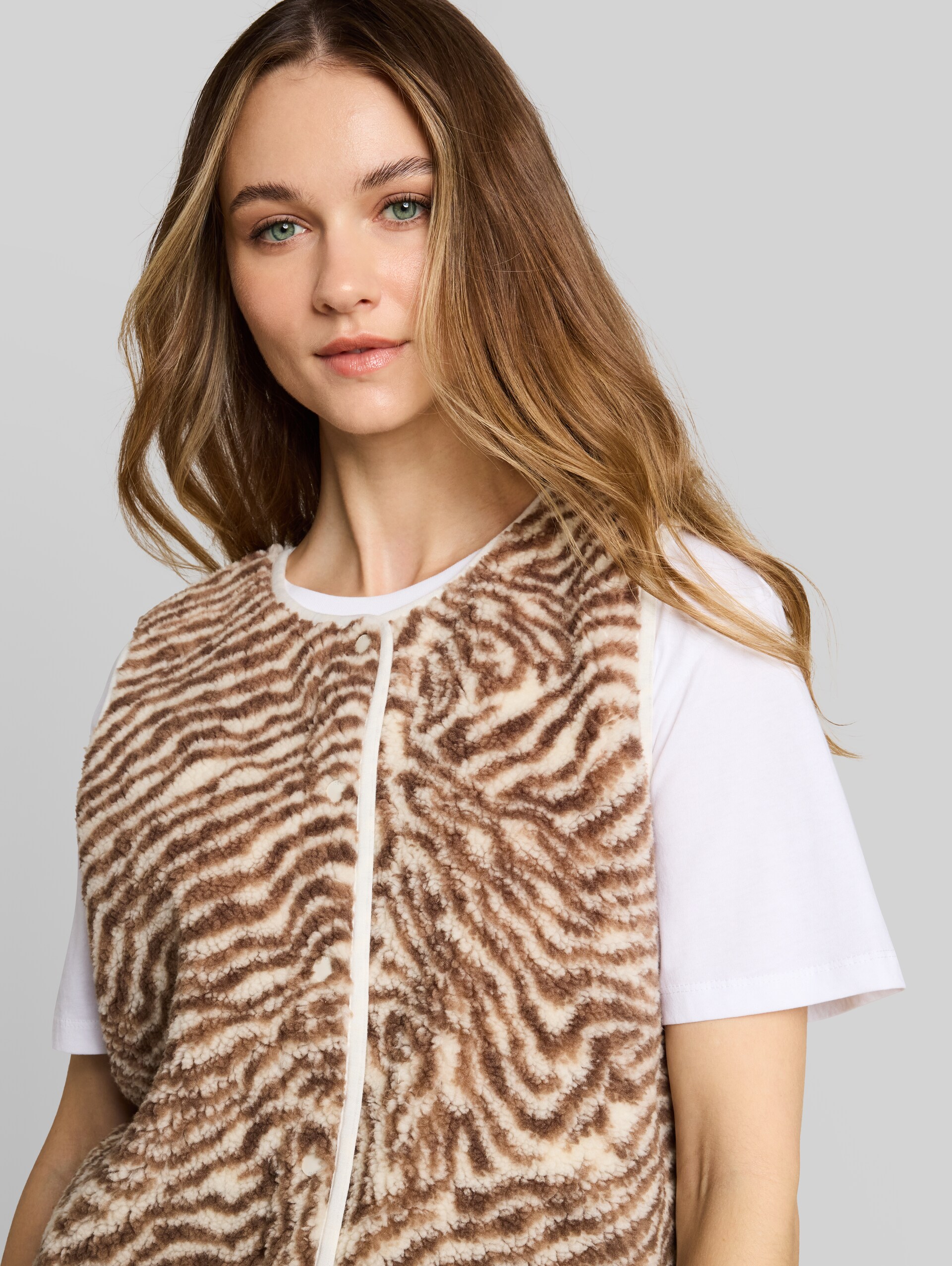 Teddy Weste mit Muster - brown beige zebra print - Detail-Model-Ansicht