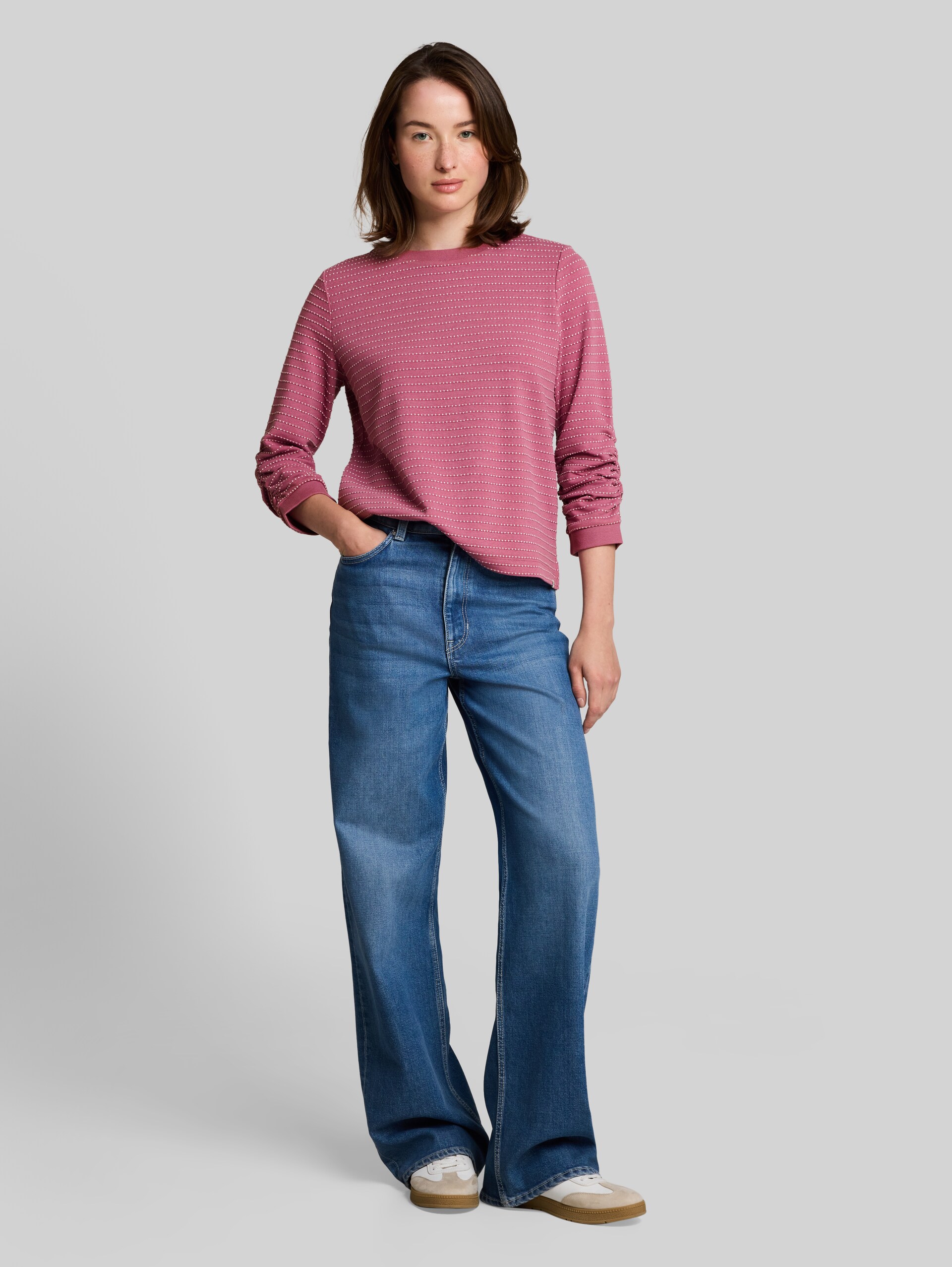 Sweatshirt mit Raffungen - berry white dotted stripe - Model-Vorderansicht