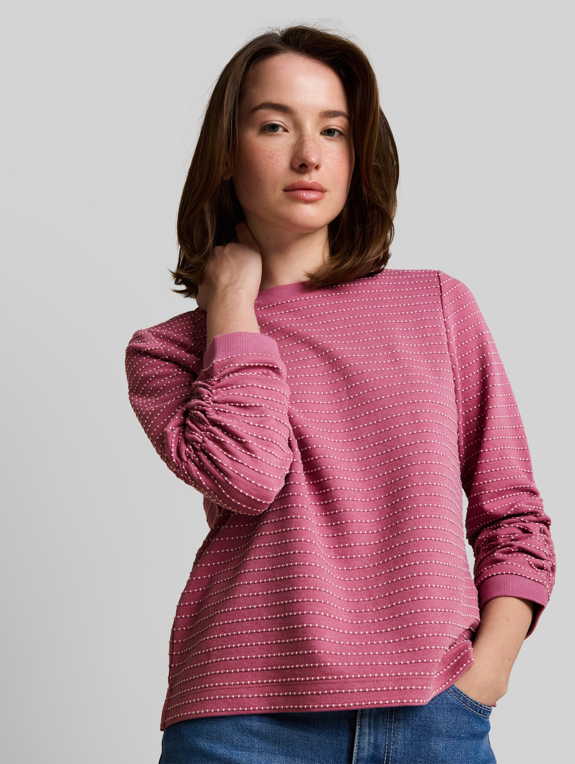 Sweatshirt mit Raffungen - berry white dotted stripe - Detail-Model-Ansicht