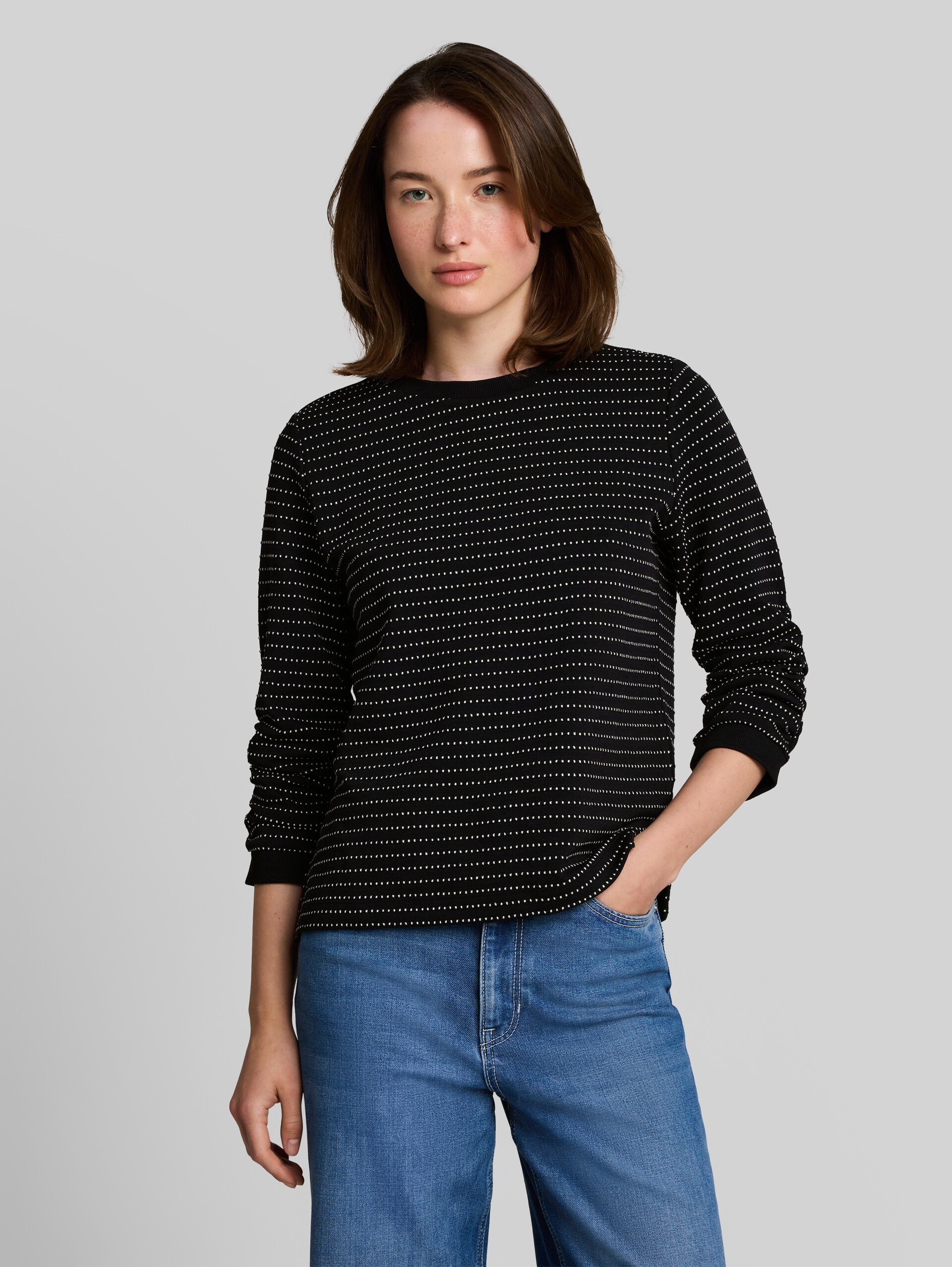 Sweatshirt mit Raffungen - black white dotted stripe - Ausschnitt Model-Vorderansicht