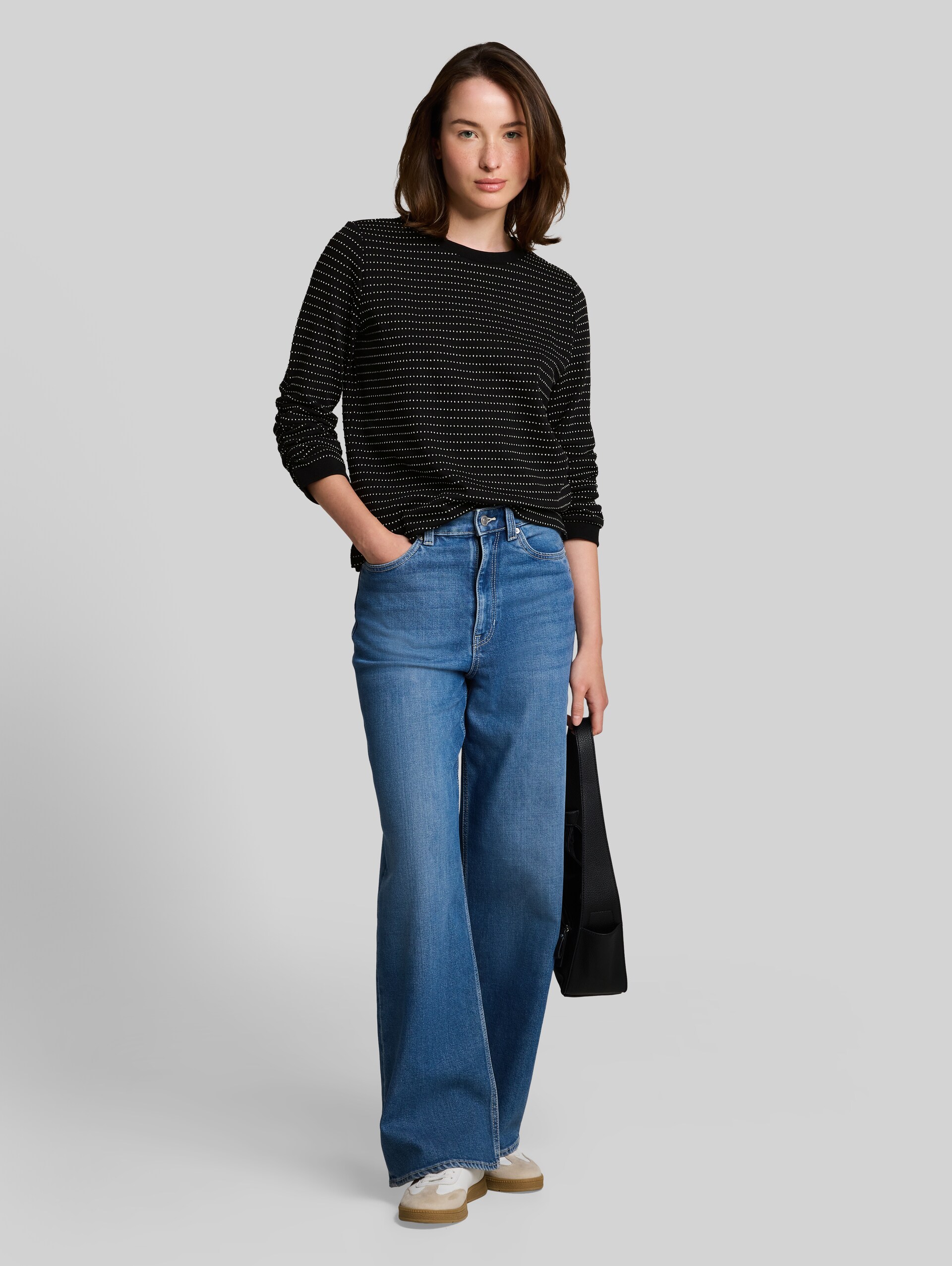 Sweatshirt mit Raffungen - black white dotted stripe - Model-Vorderansicht