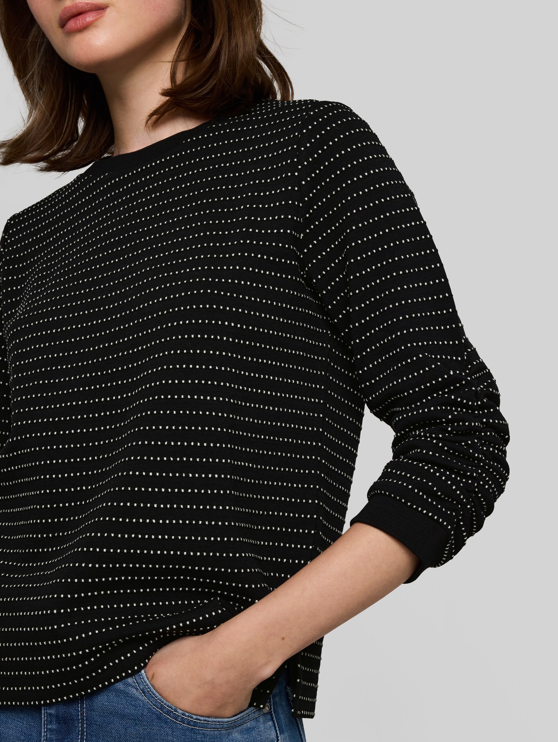 Sweatshirt mit Raffungen - black white dotted stripe - Detail-Model-Ansicht