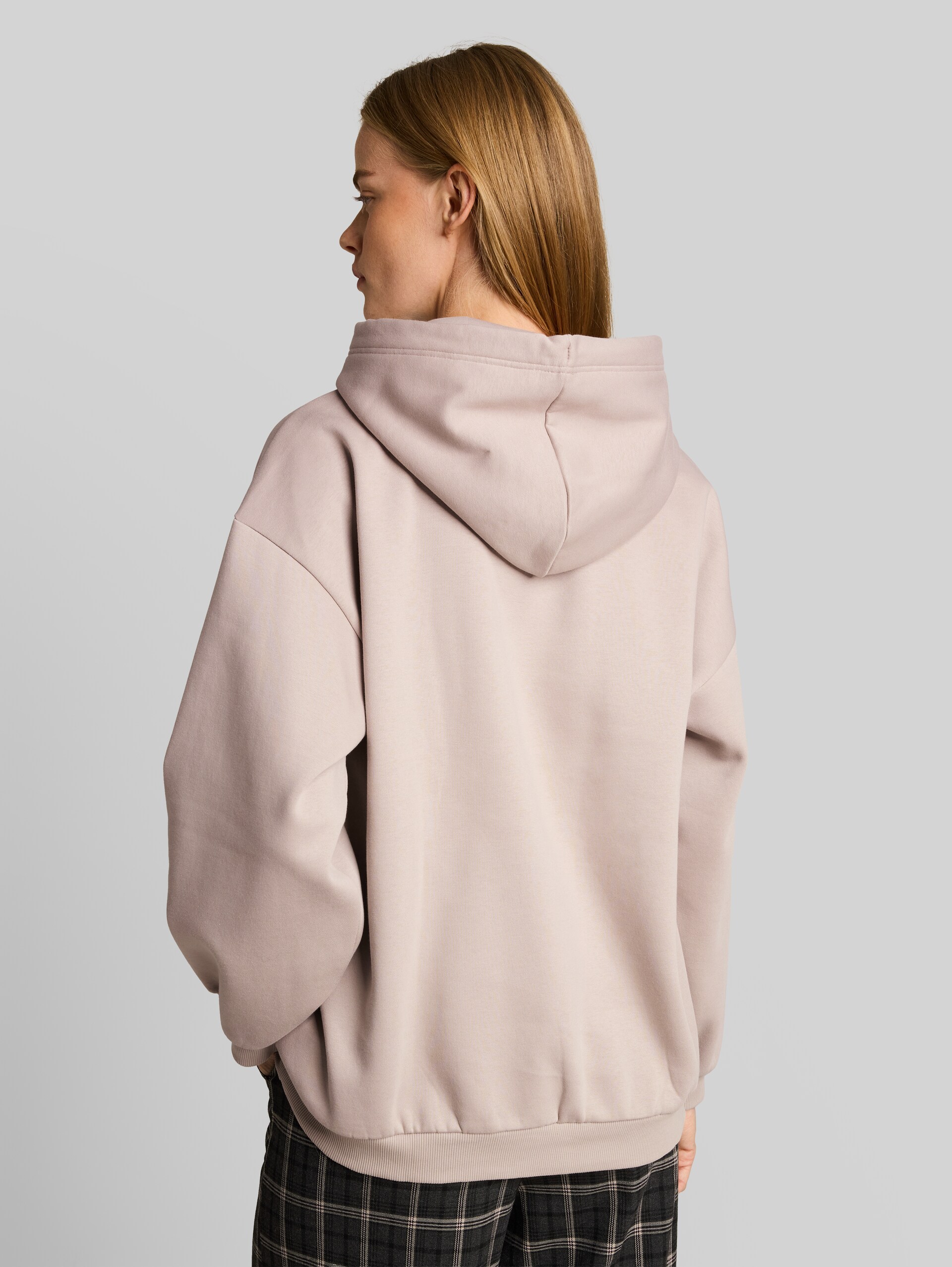 Sweat à capuche oversize avec broderie - atmosphere beige - Découpe Vue arrière du modèle