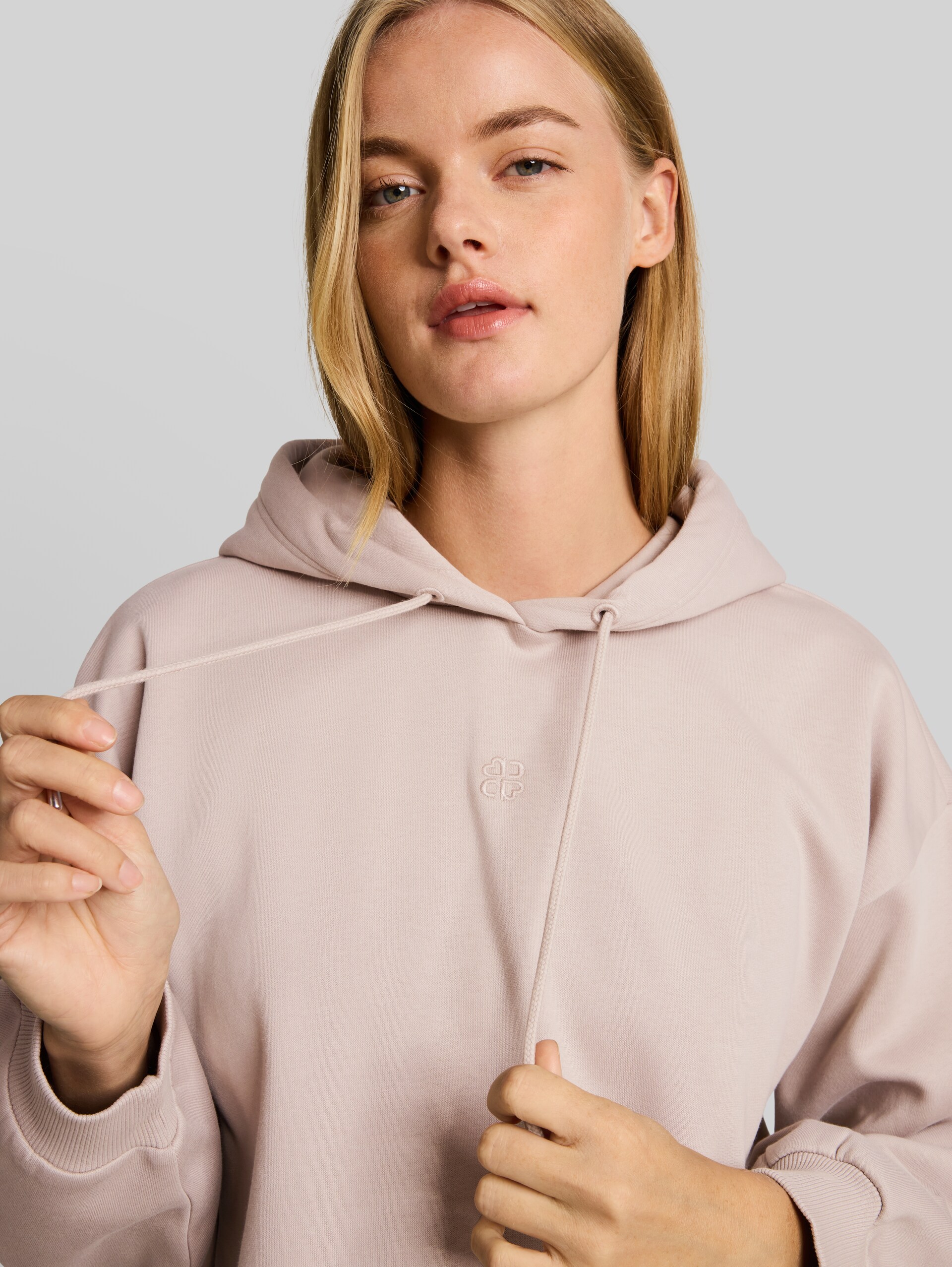 Sweat à capuche oversize avec broderie - atmosphere beige - Vue détaillée du modèle