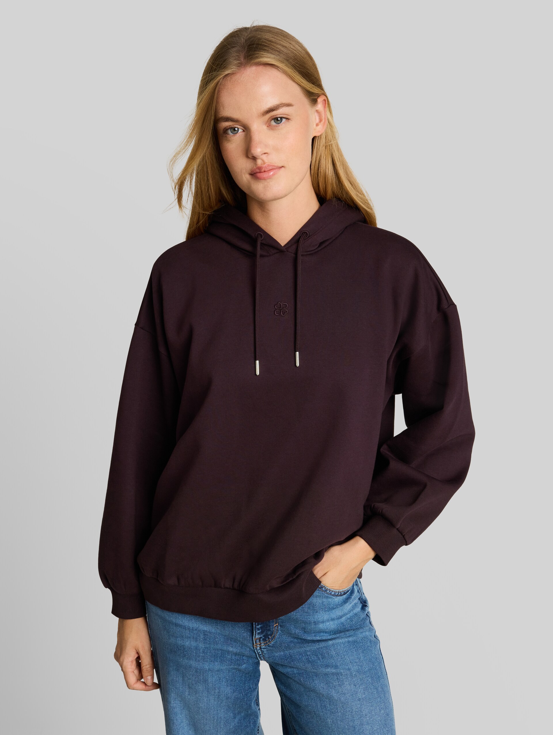 Sweat à capuche oversize avec broderie - dark plum - Découpe Vue de face du modèle