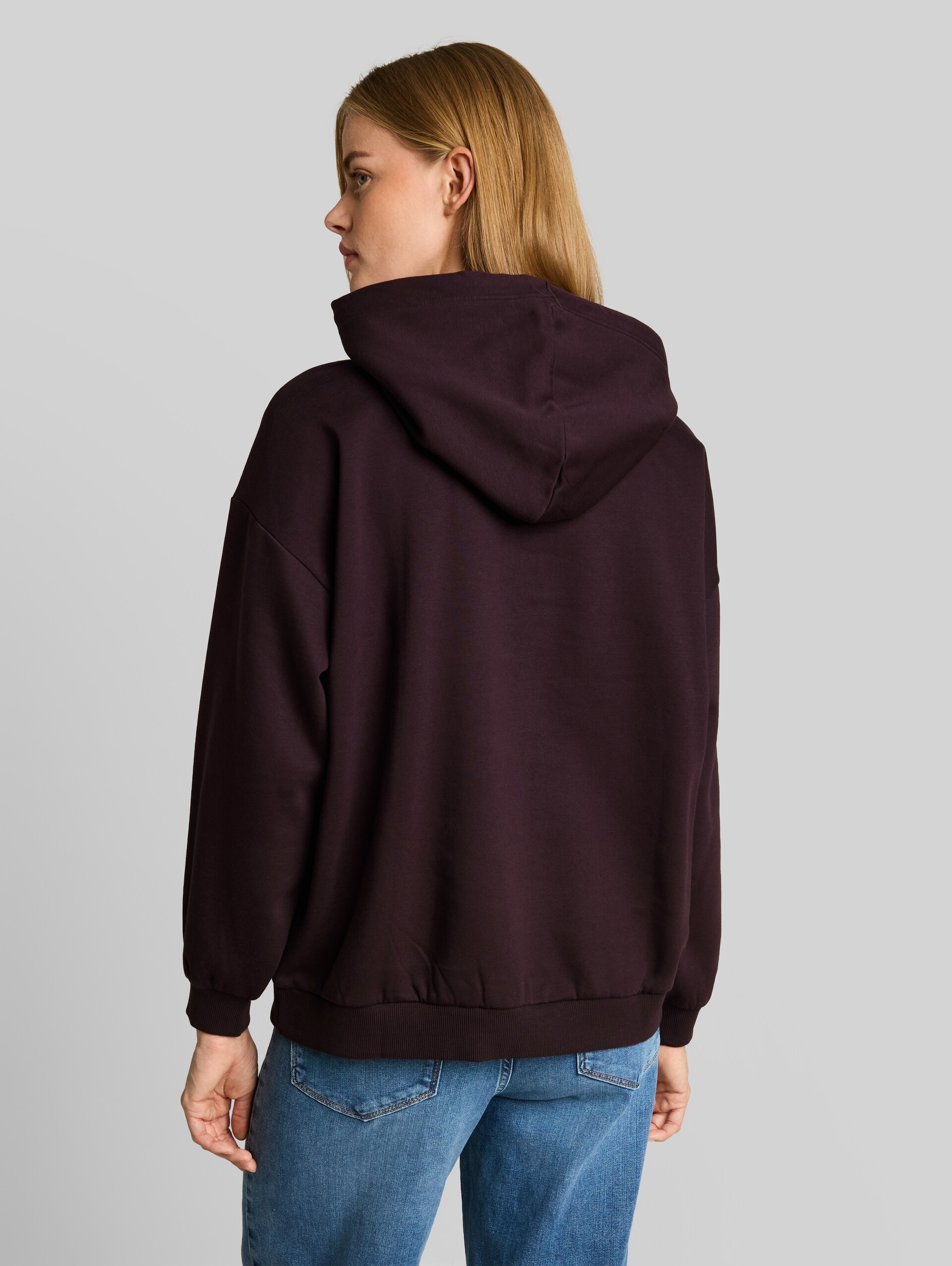 Sweat à capuche oversize avec broderie - dark plum - Découpe Vue arrière du modèle