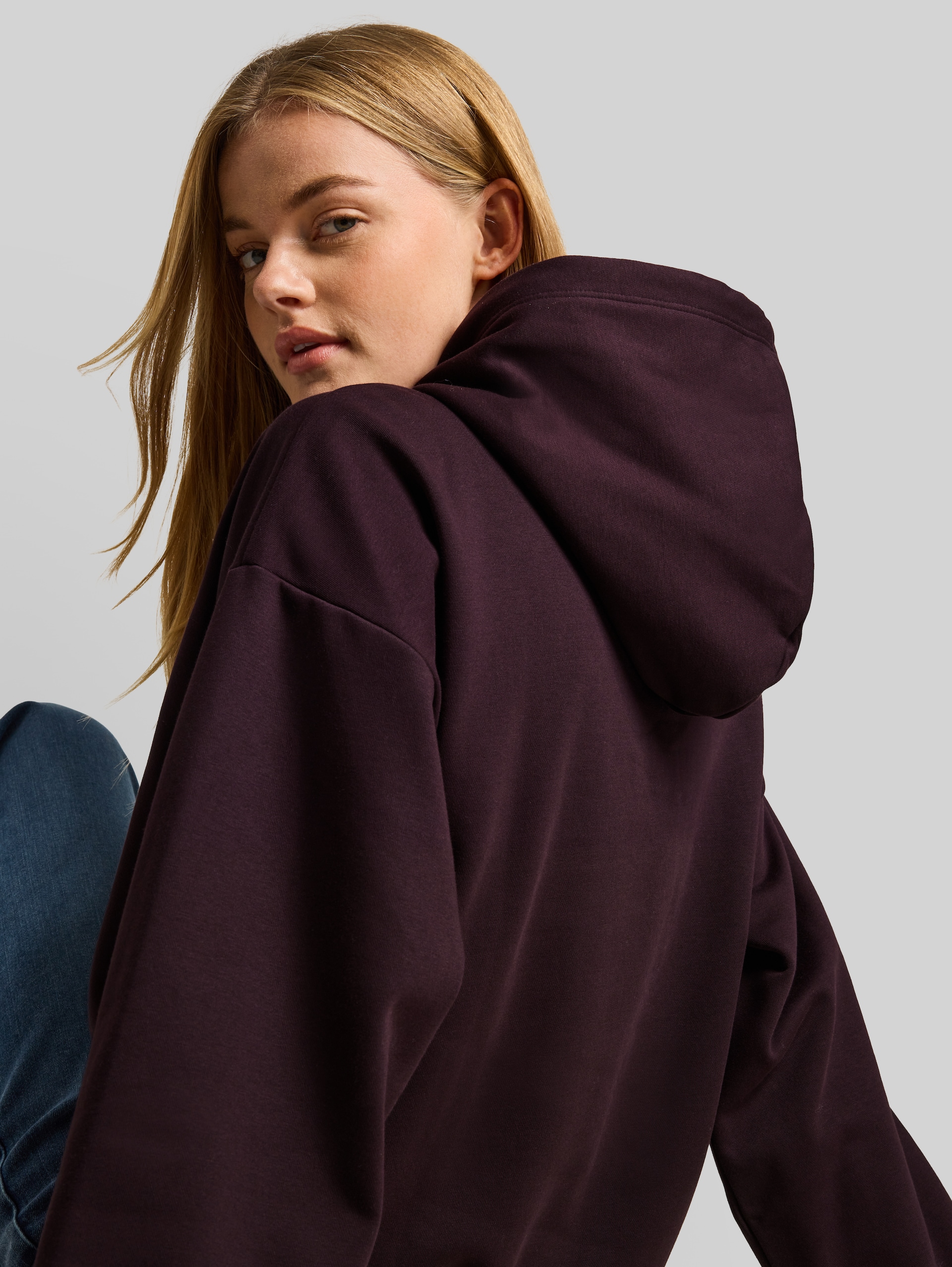 Sweat à capuche oversize avec broderie - dark plum - Vue détaillée du modèle