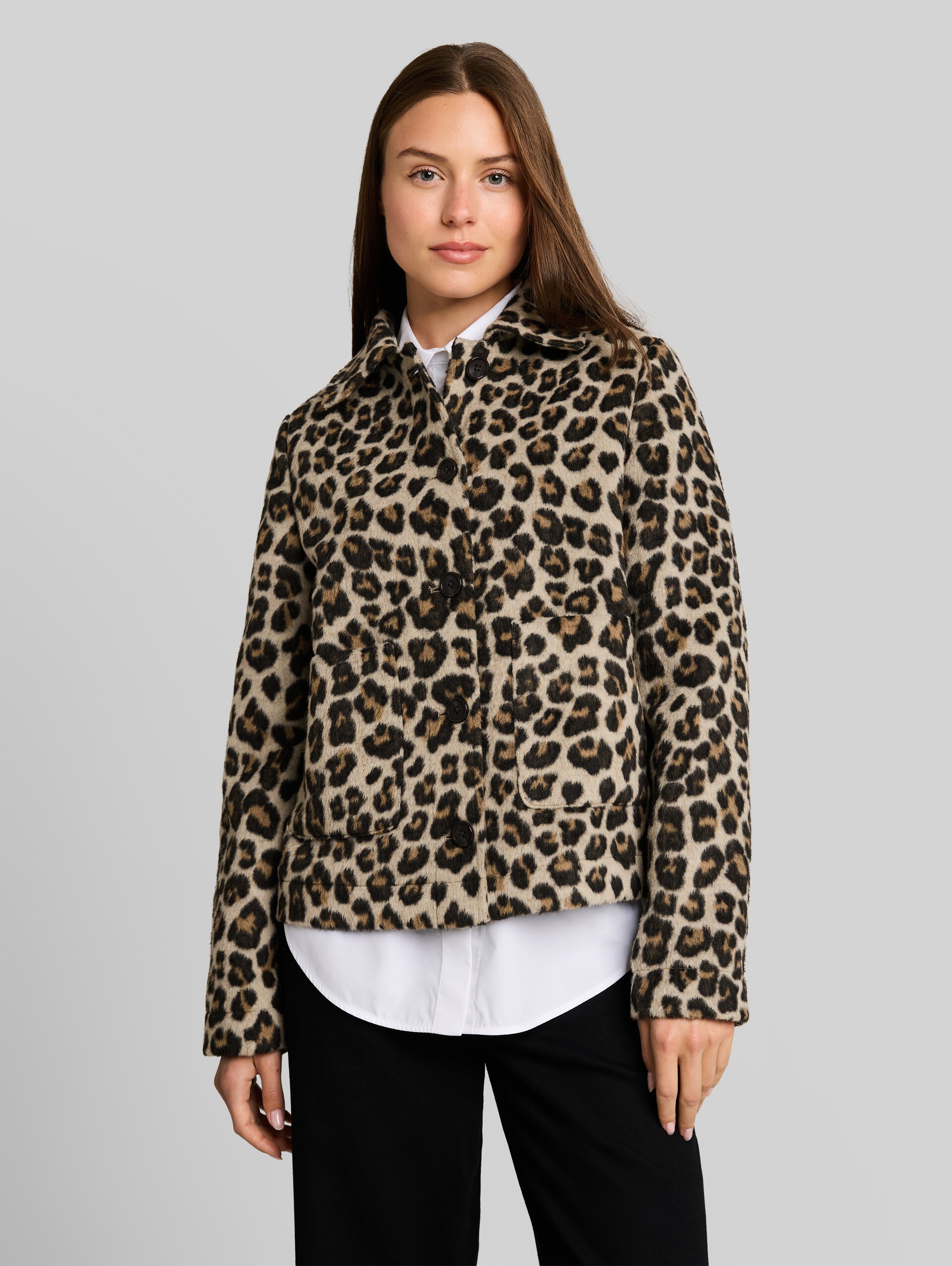 Wool jacket with leopard print - beige leo print - Model front view