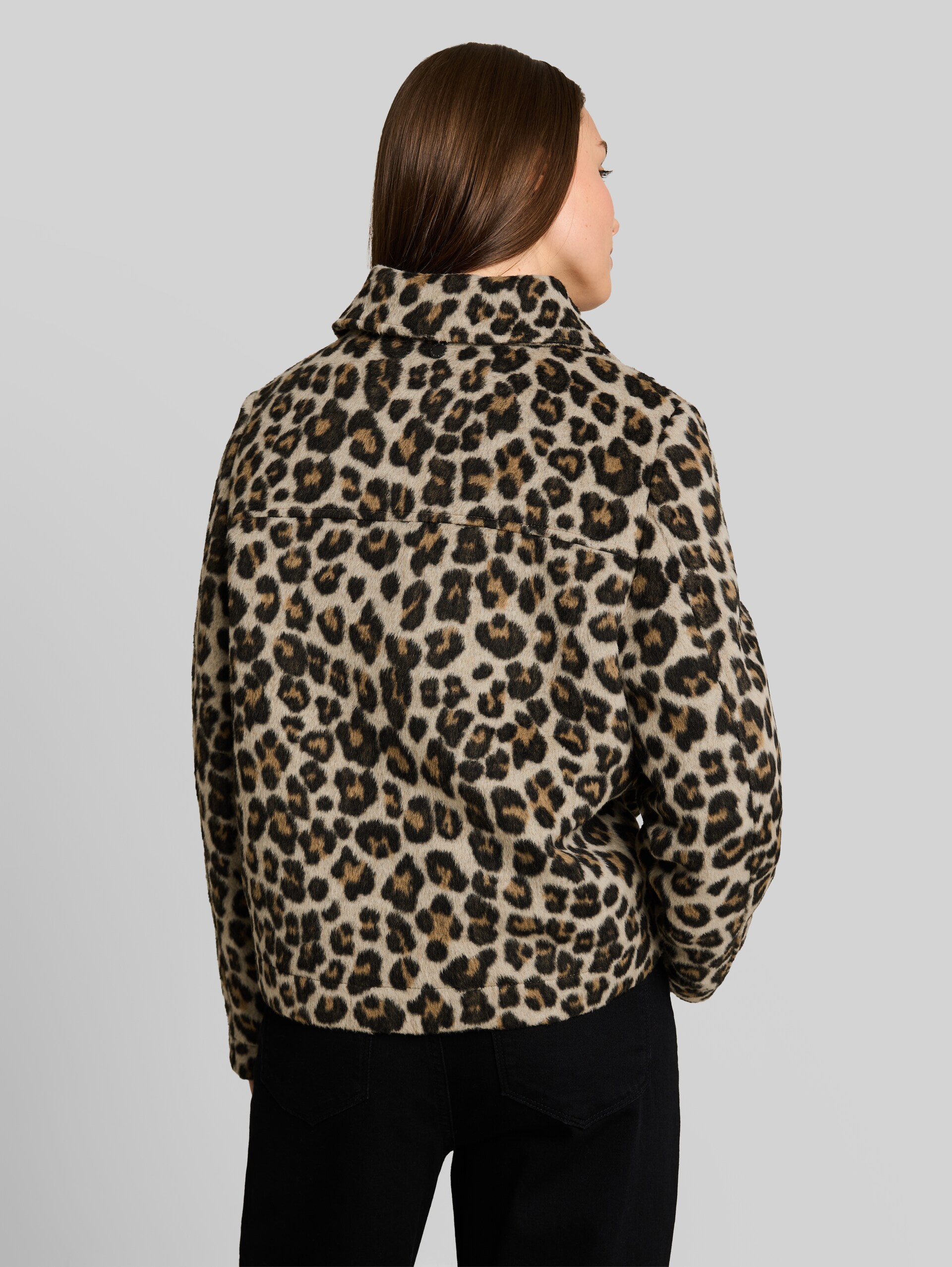 Wool jacket with leopard print - beige leo print - Model-back view