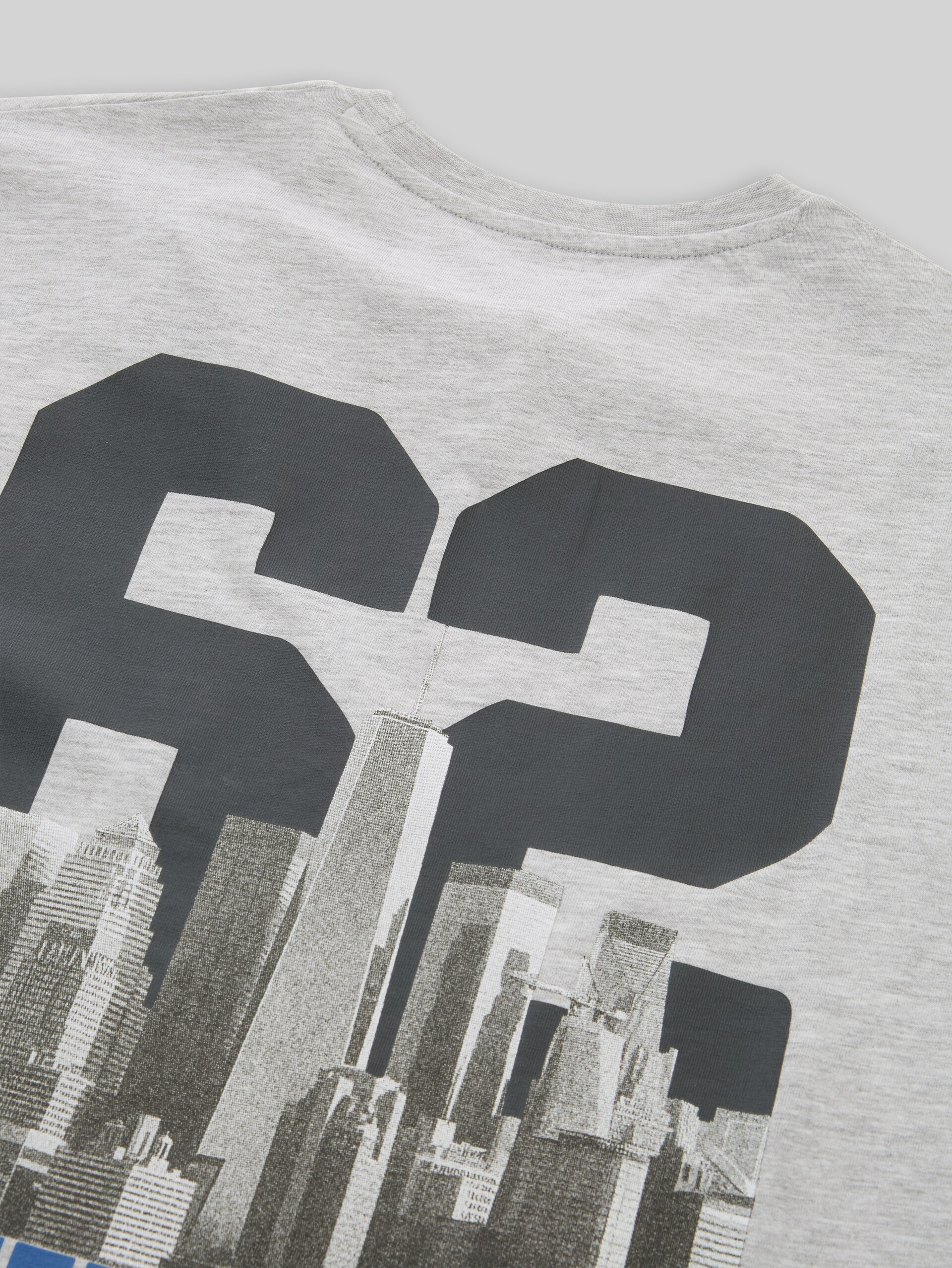 Oversize T-Shirt mit Foto-Rückenprint - Light Stone Grey Melange - Detail-Model-Ansicht