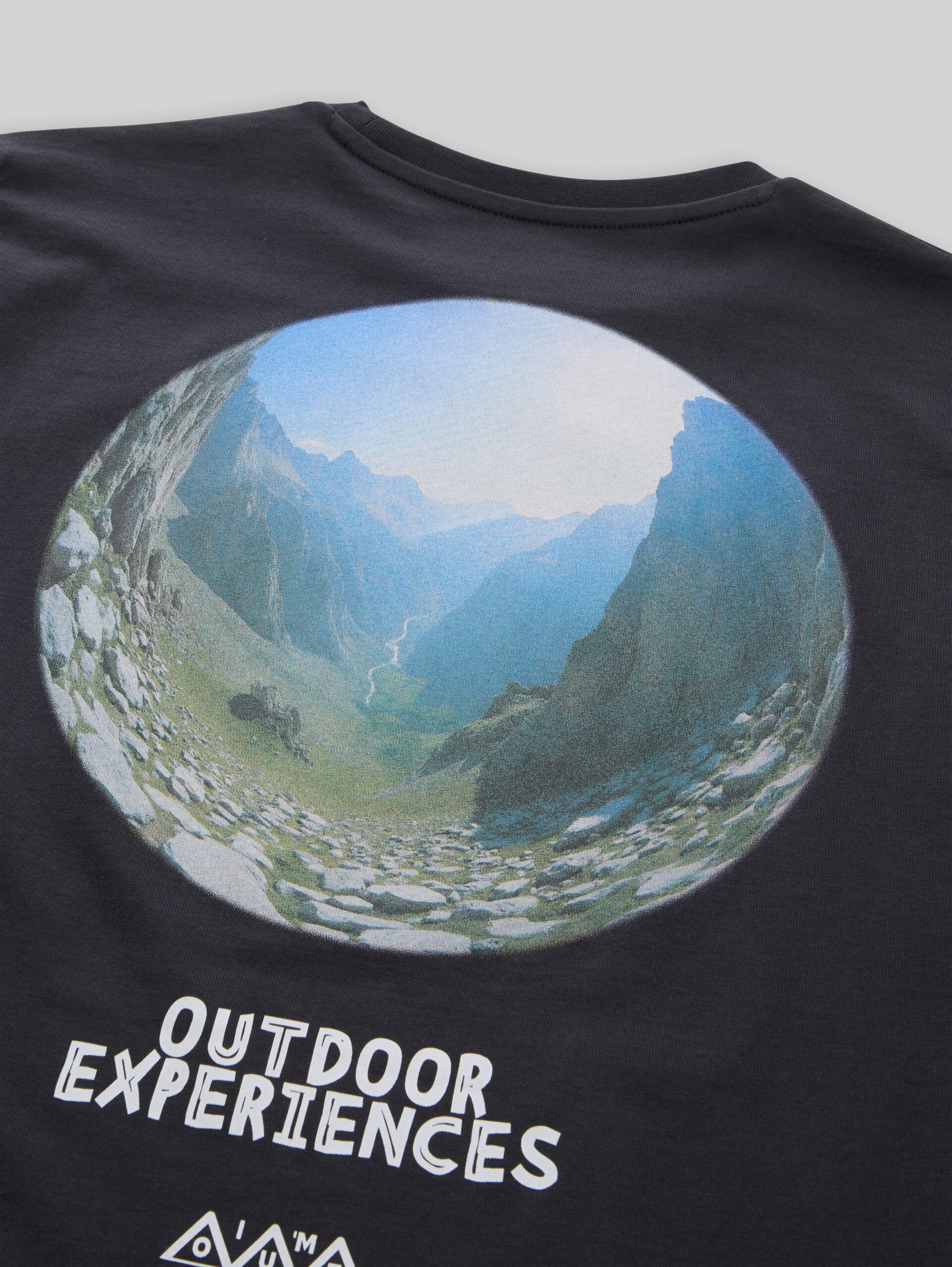 Langarmshirt mit Rückenprint - coal grey - Detail-Model-Ansicht