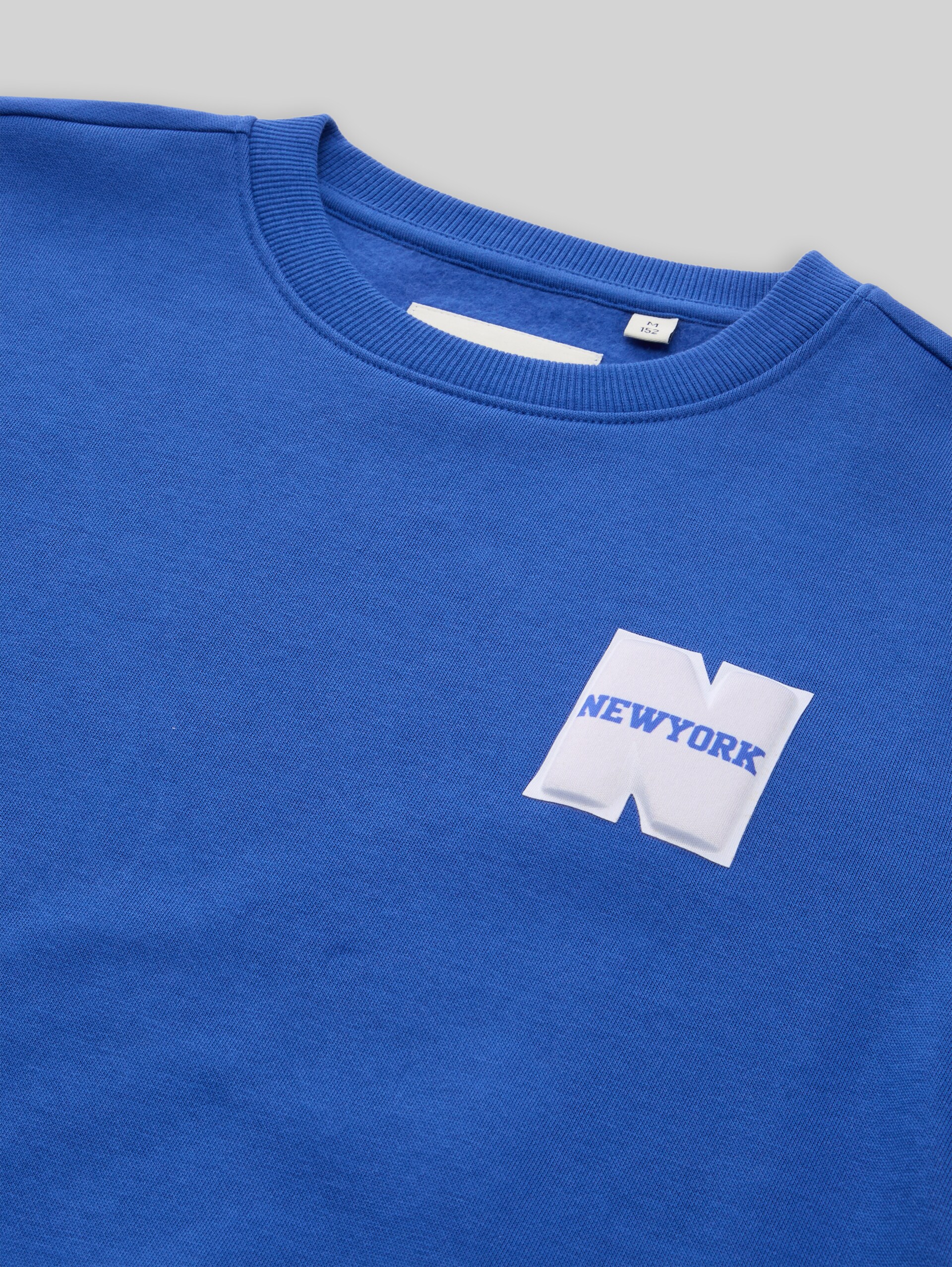Sweatshirt mit Badge-Detail - beau blue - Detail-Model-Ansicht