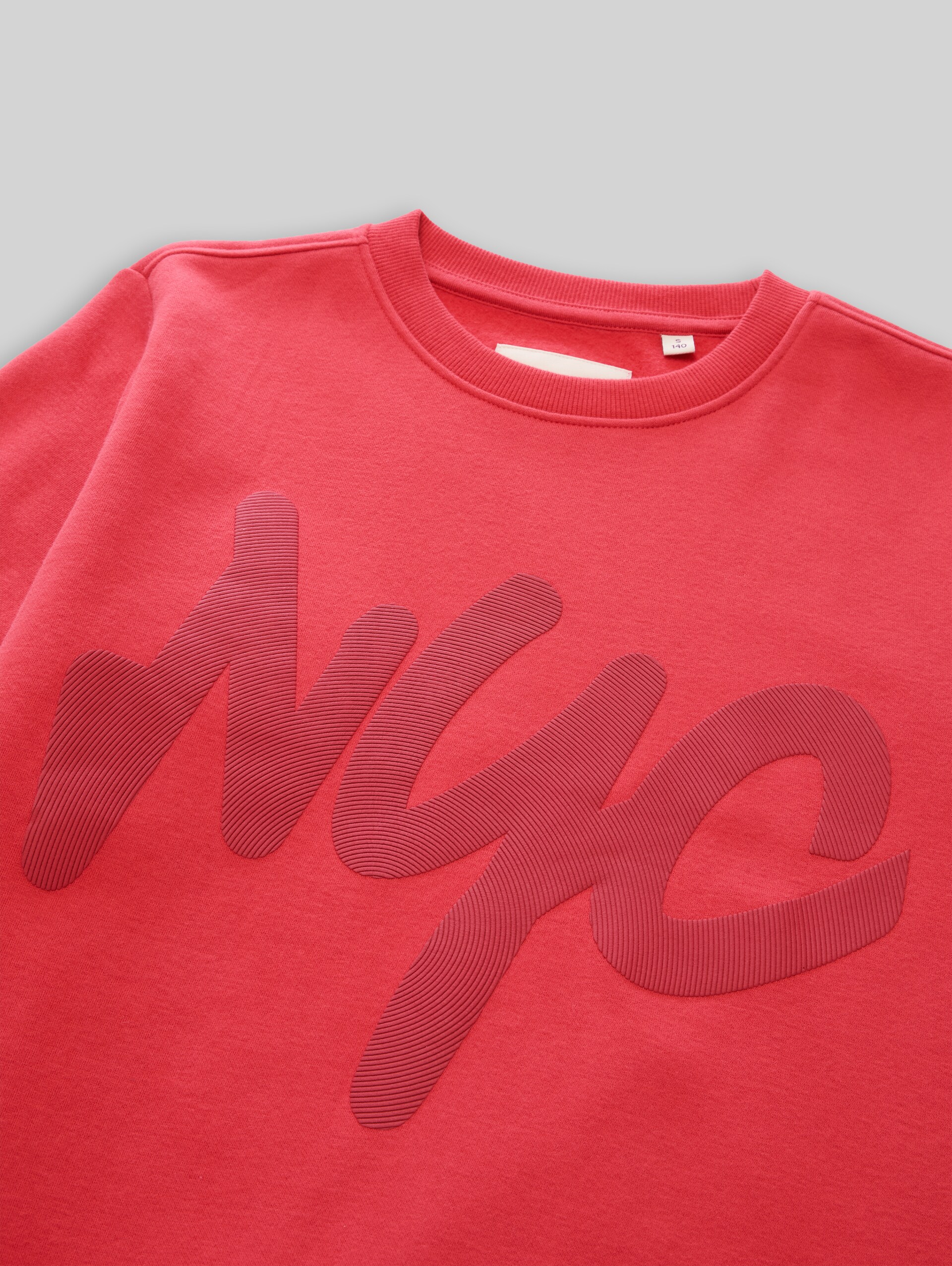 Sweatshirt met opschrift - fresh cardinal red - Detailaanzicht model